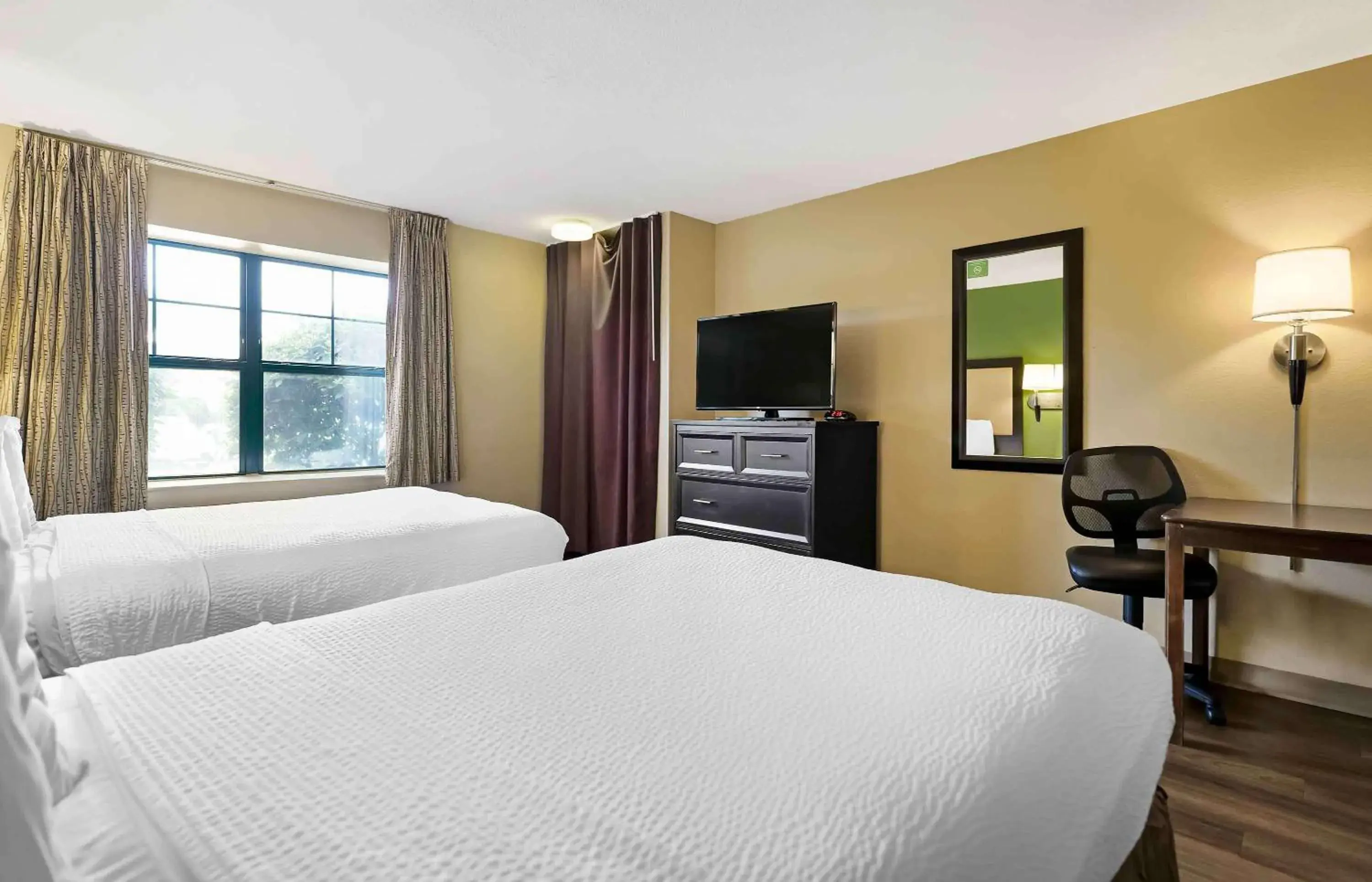 Bedroom, Bed in Sonesta Simply Suites Lansing