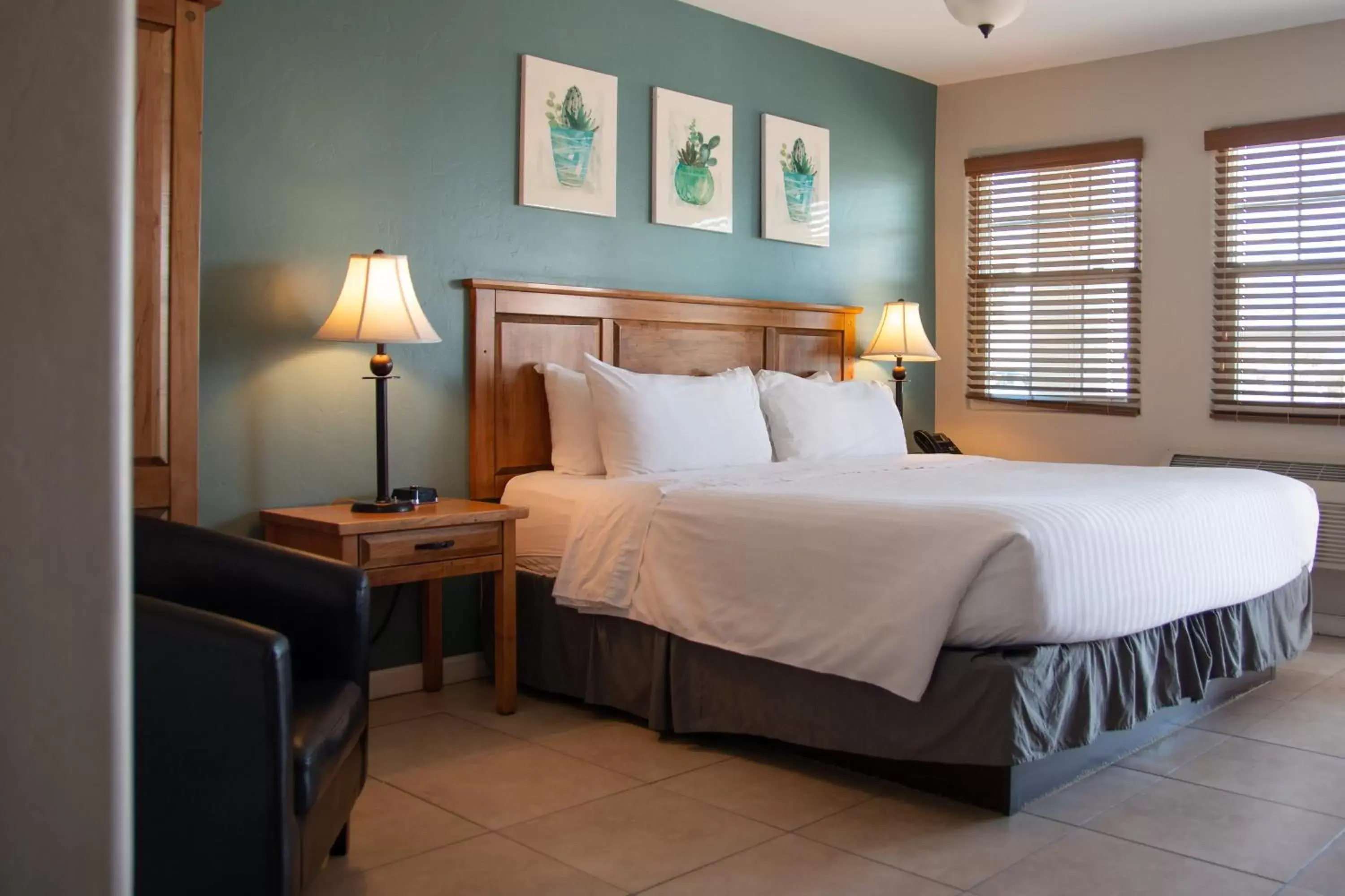 Bed in Arizona Sunset Inn & Suites