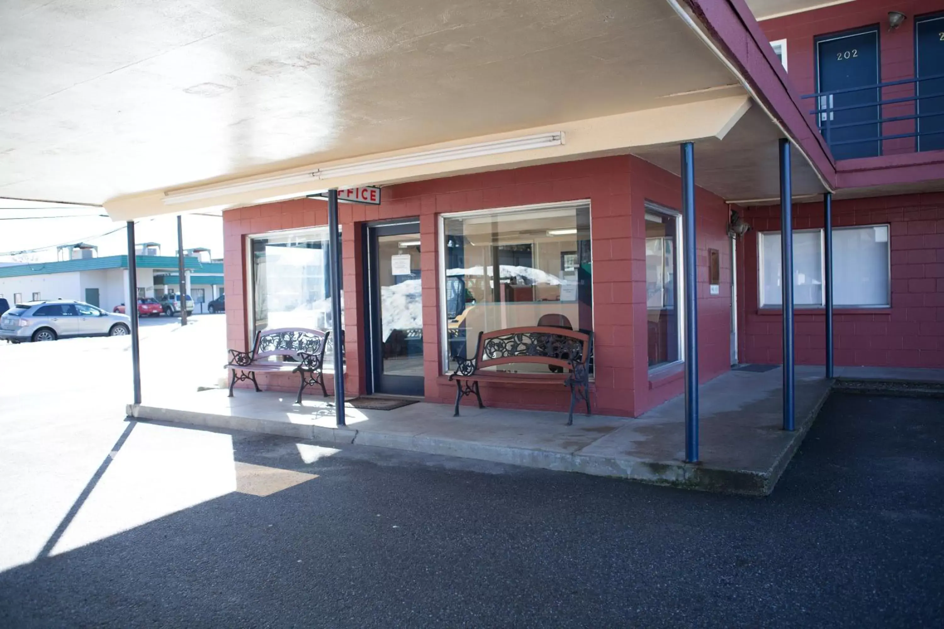 Facade/entrance in Revelstoke Lodge