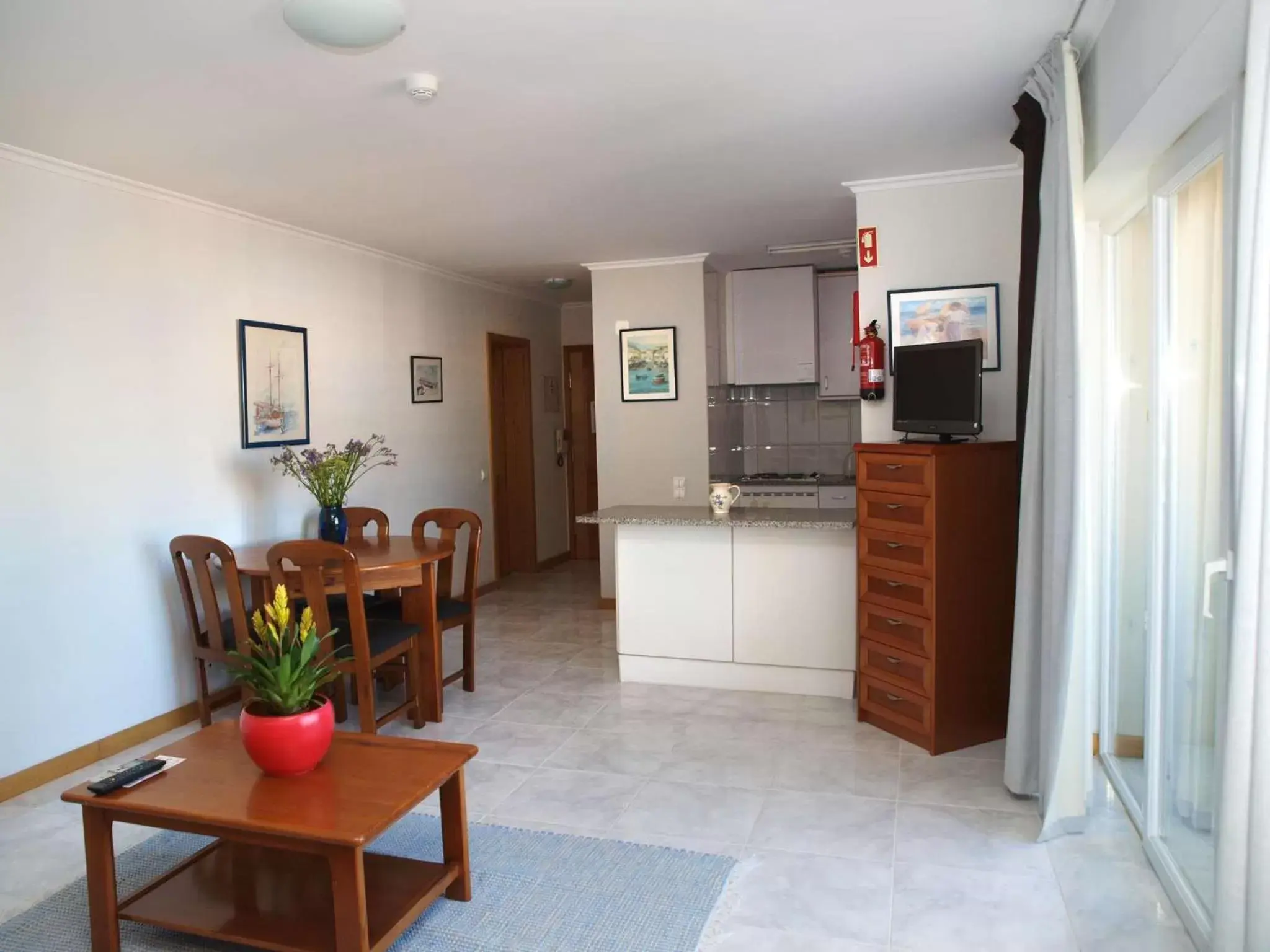 Kitchen or kitchenette, Kitchen/Kitchenette in Apartamentos Jardins da Rocha