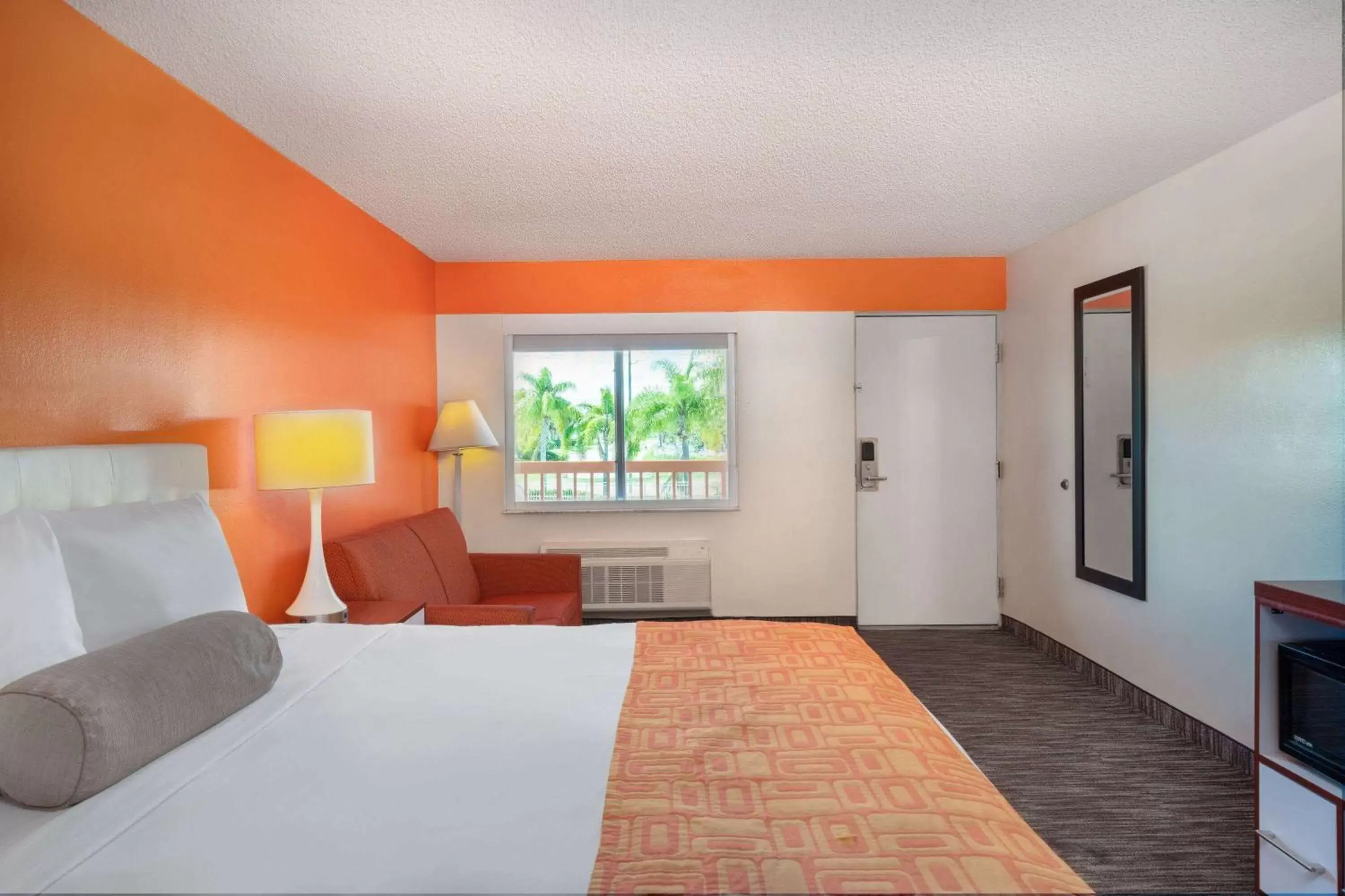 Photo of the whole room, Bed in Howard Johnson by Wyndham Vero Beach/I-95