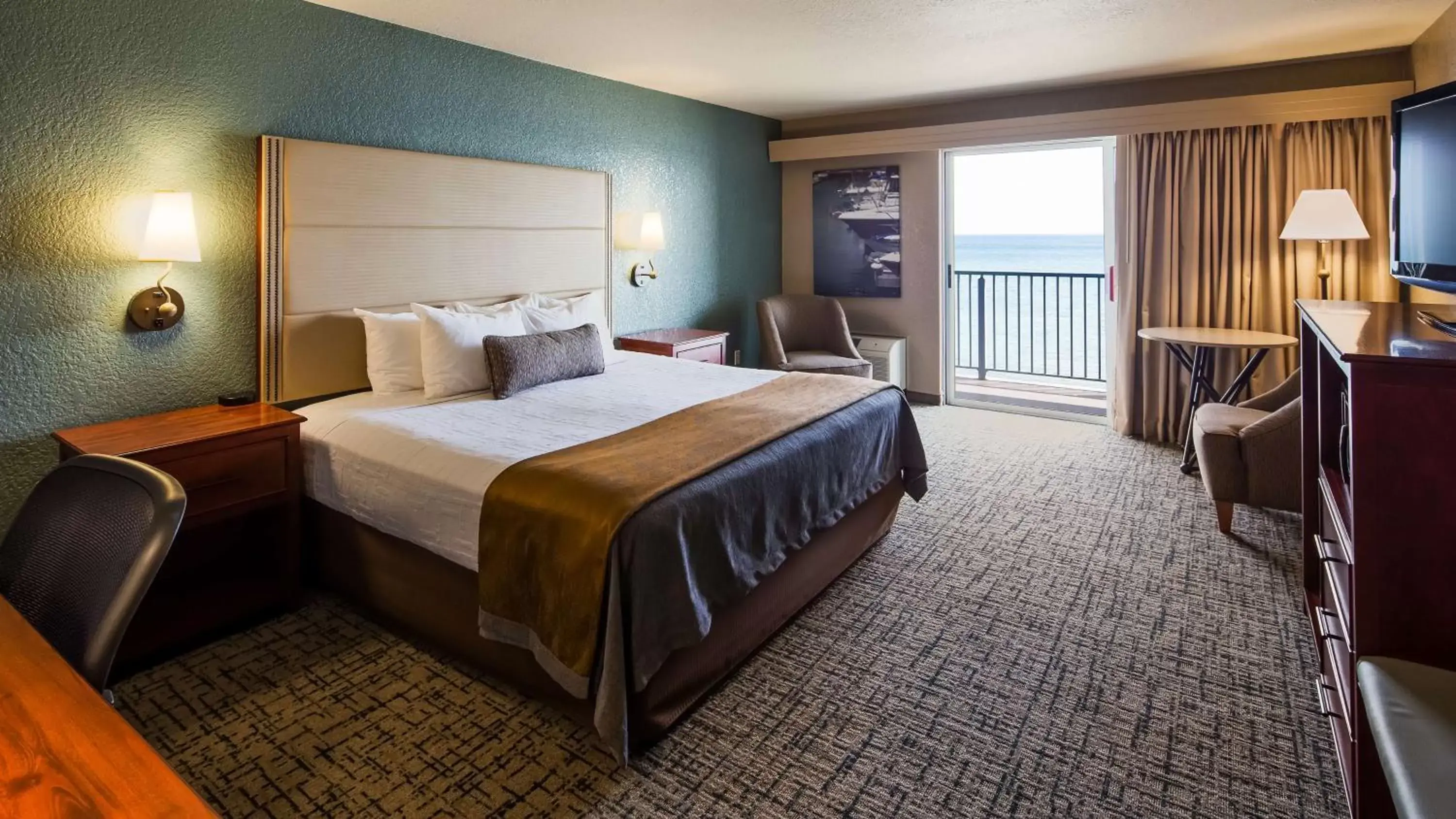 Bedroom, Bed in Best Western Harbour Pointe Lakefront