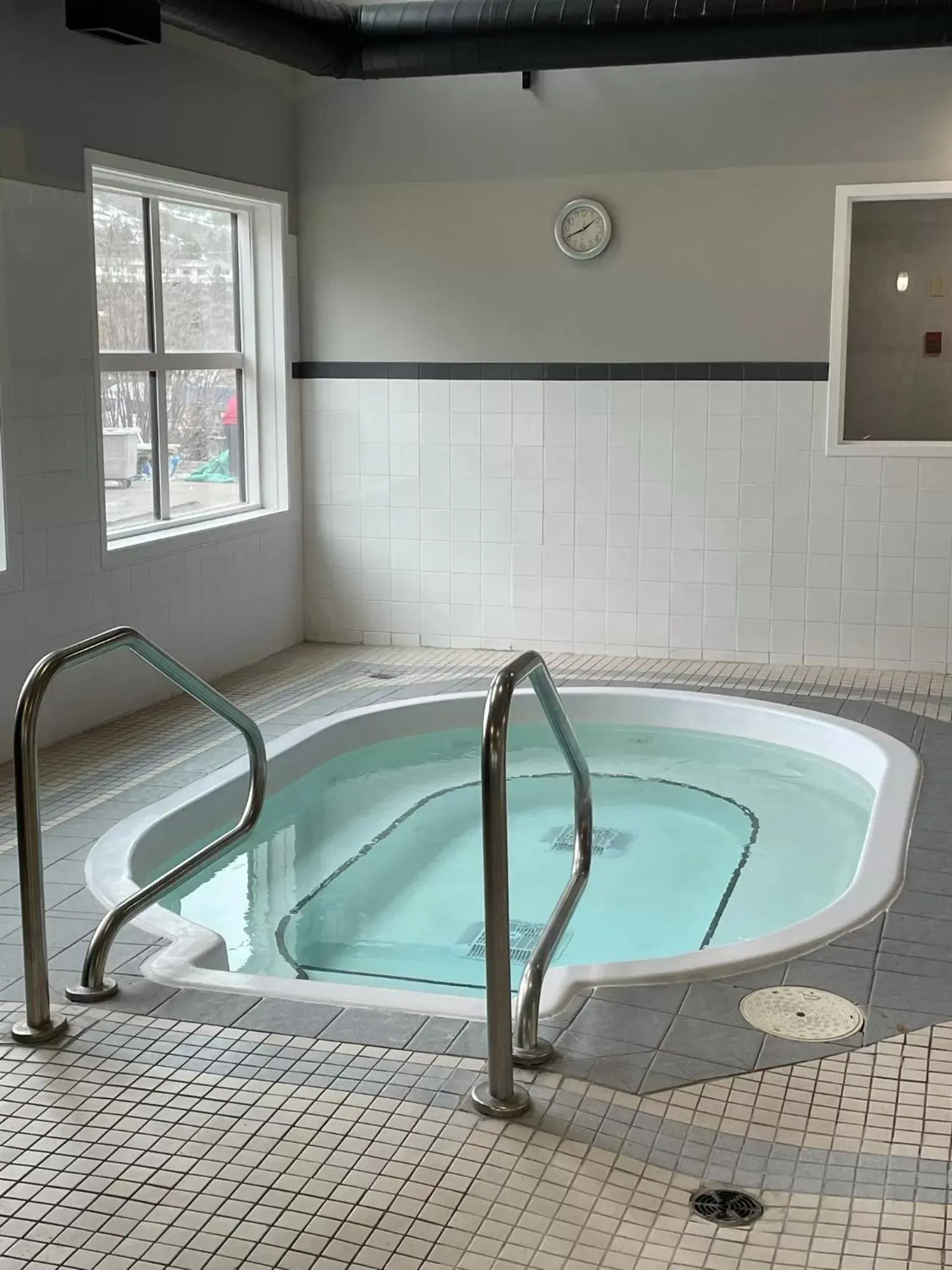 Hot Tub, Swimming Pool in Prestige Kamloops Hotel