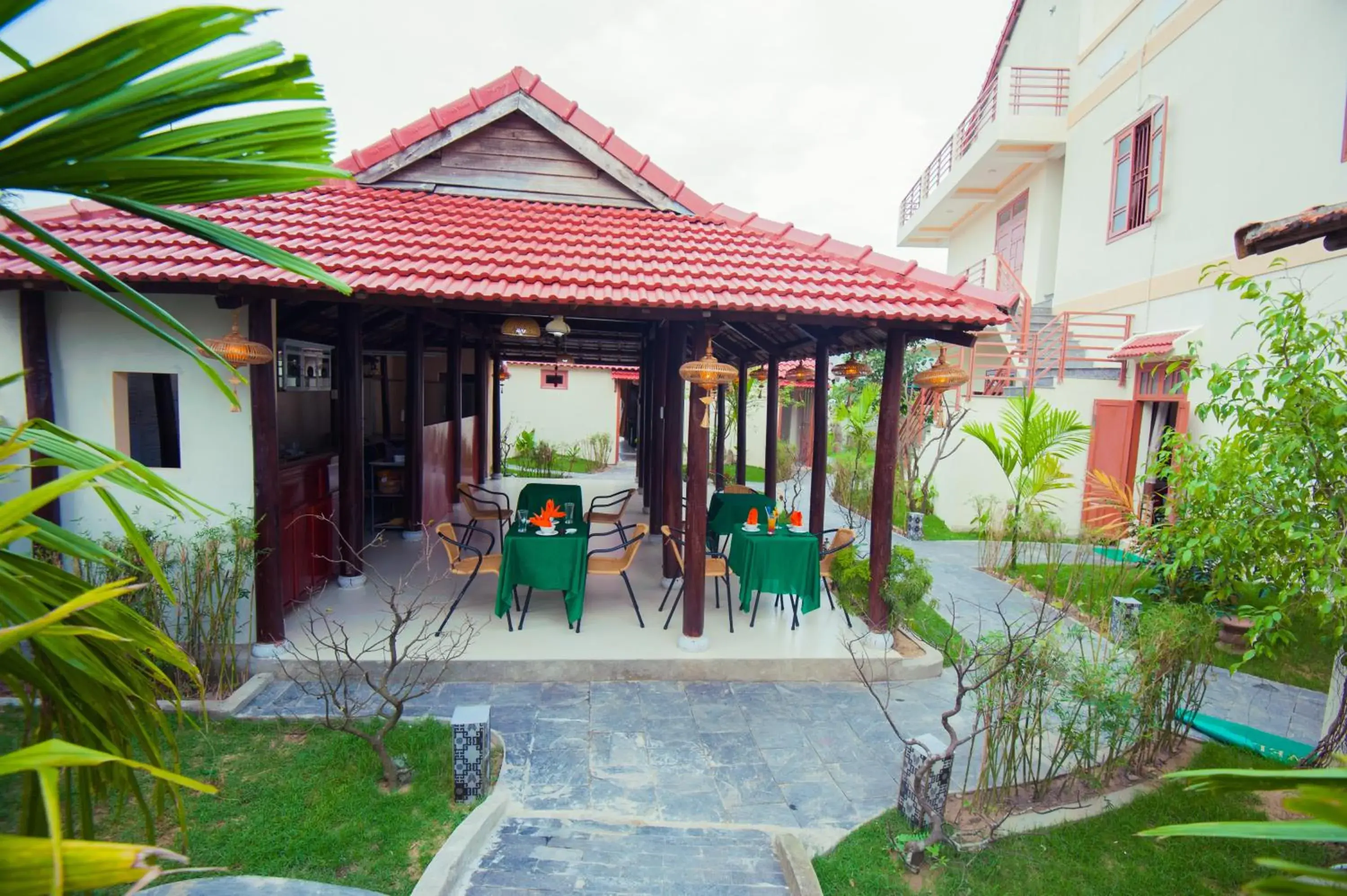 Restaurant/places to eat, Patio/Outdoor Area in Herbal Tea Homestay