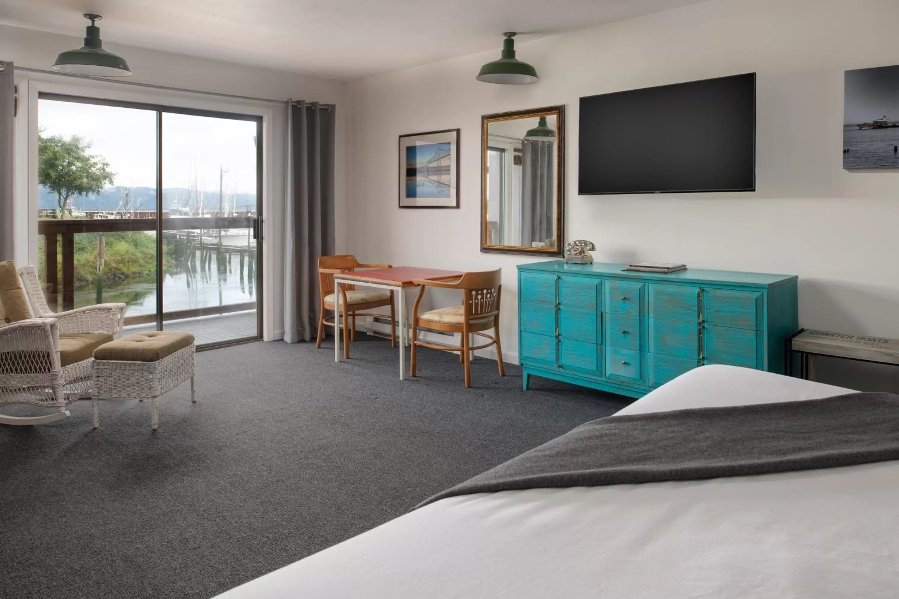 Seating area, Bed in Astoria Riverwalk Inn