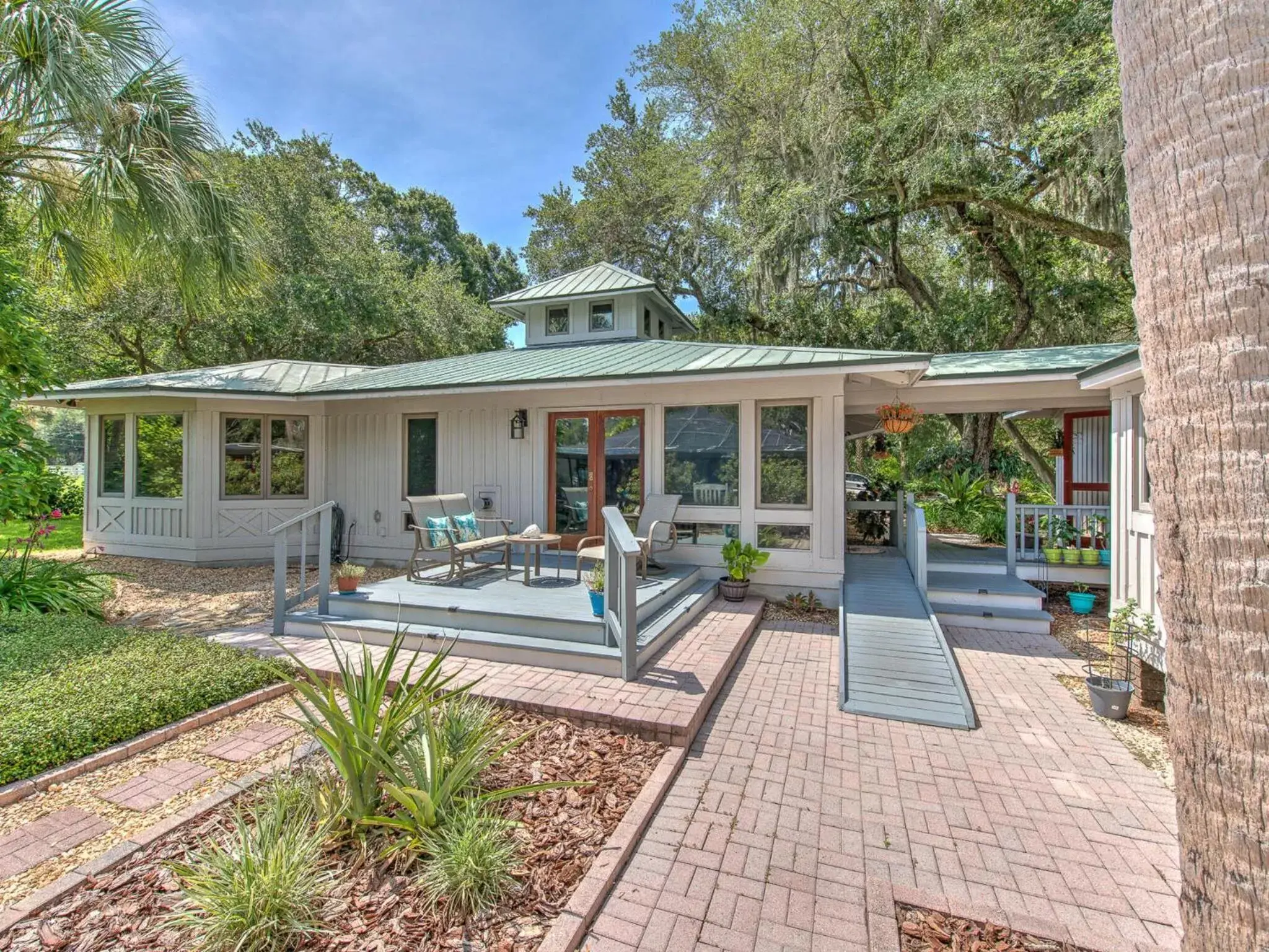 Property building, Swimming Pool in Riverbend Retreat - Fla.