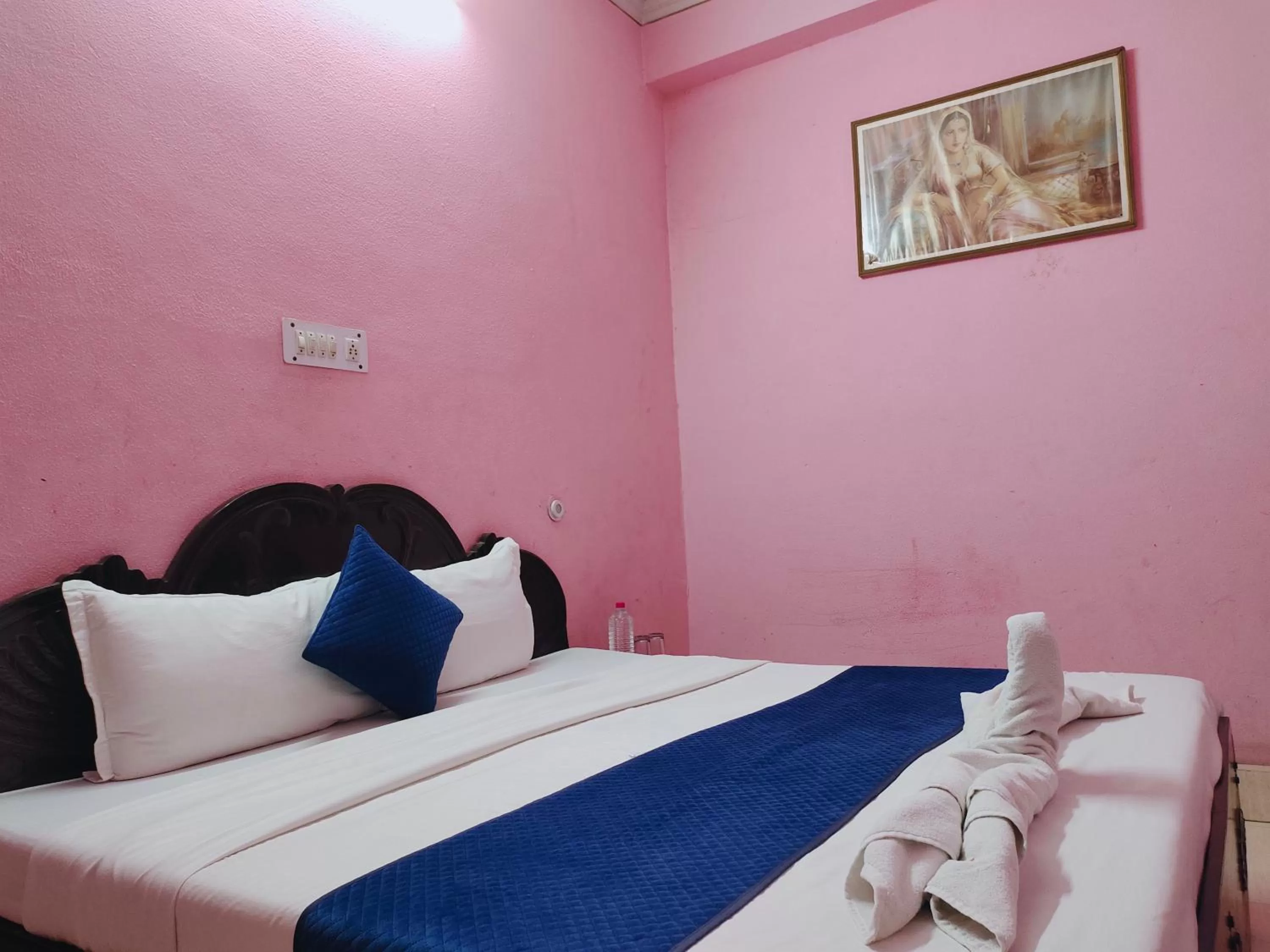 Bed in The Maurvi Inn