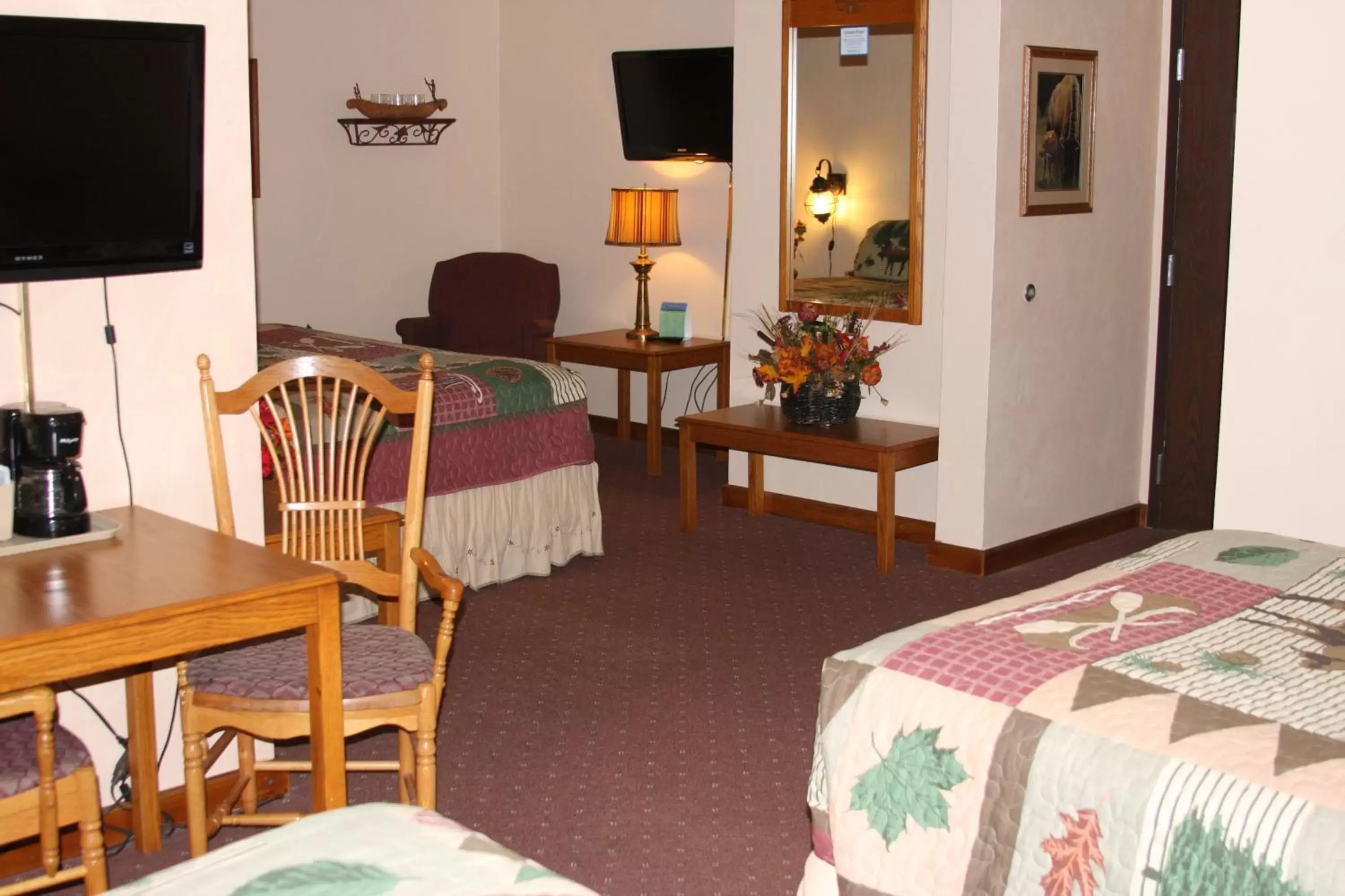 Bedroom, TV/Entertainment Center in Gladstone Inn and Suites