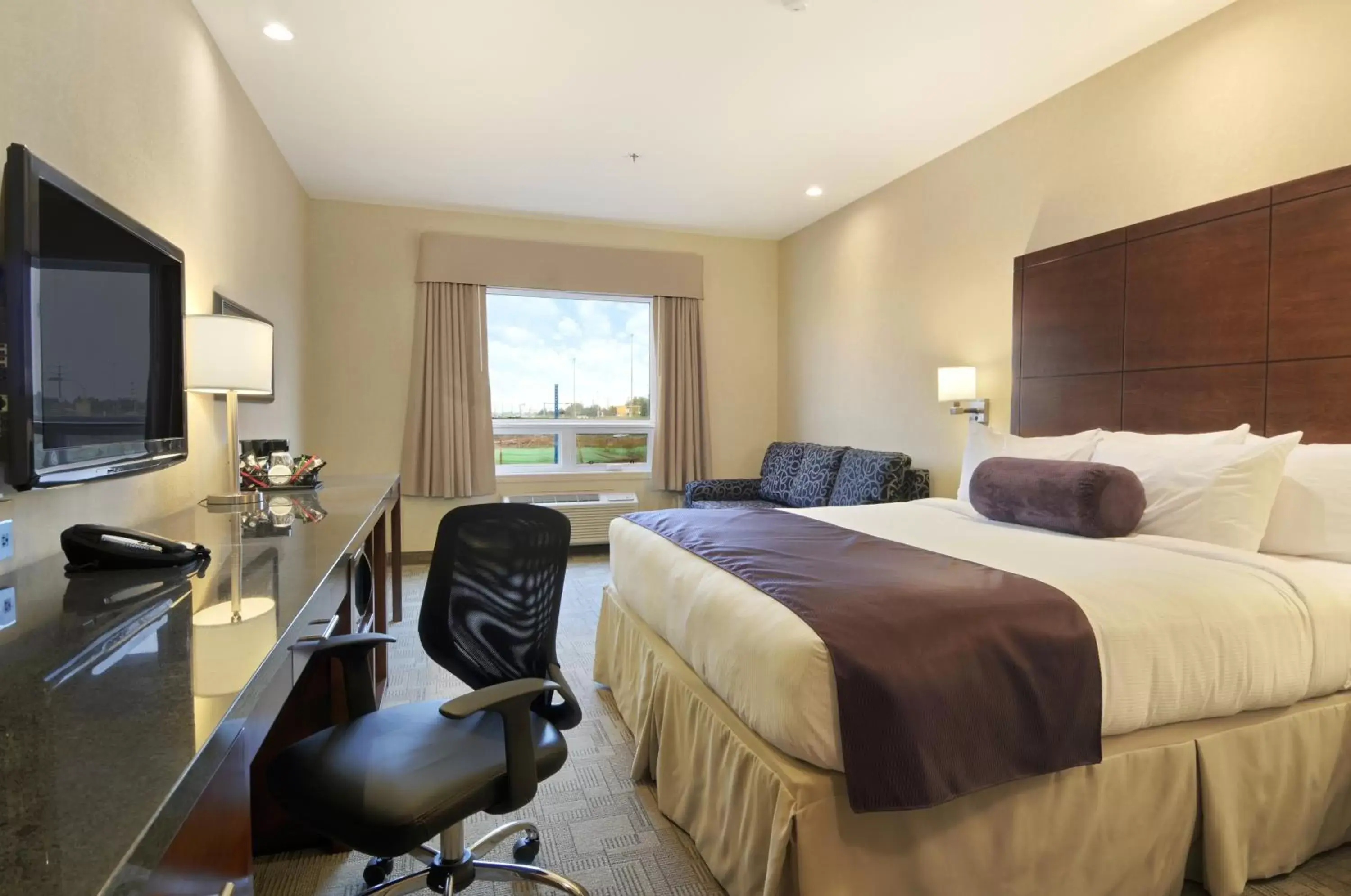 Bedroom in Days Inn by Wyndham Regina Airport West