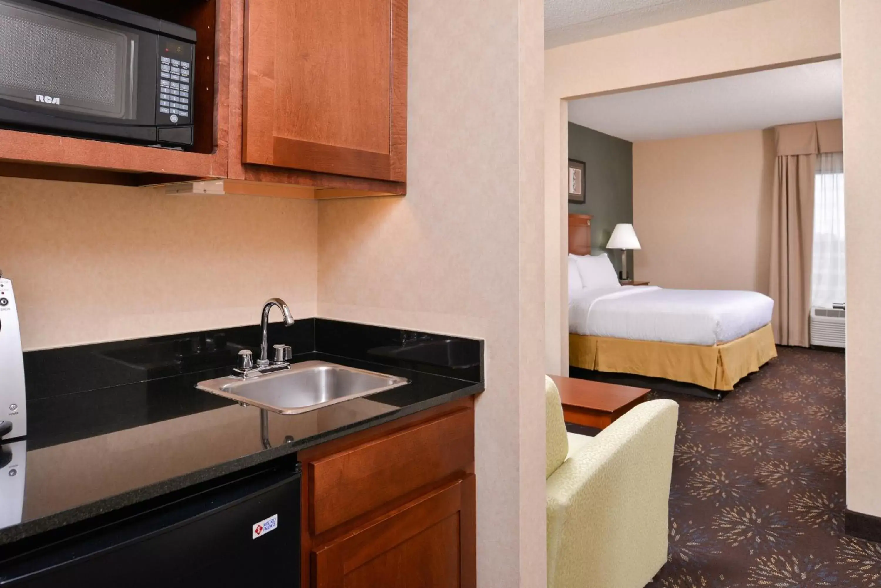 Photo of the whole room, Kitchen/Kitchenette in Holiday Inn Express Hotel & Suites West Chester, an IHG Hotel