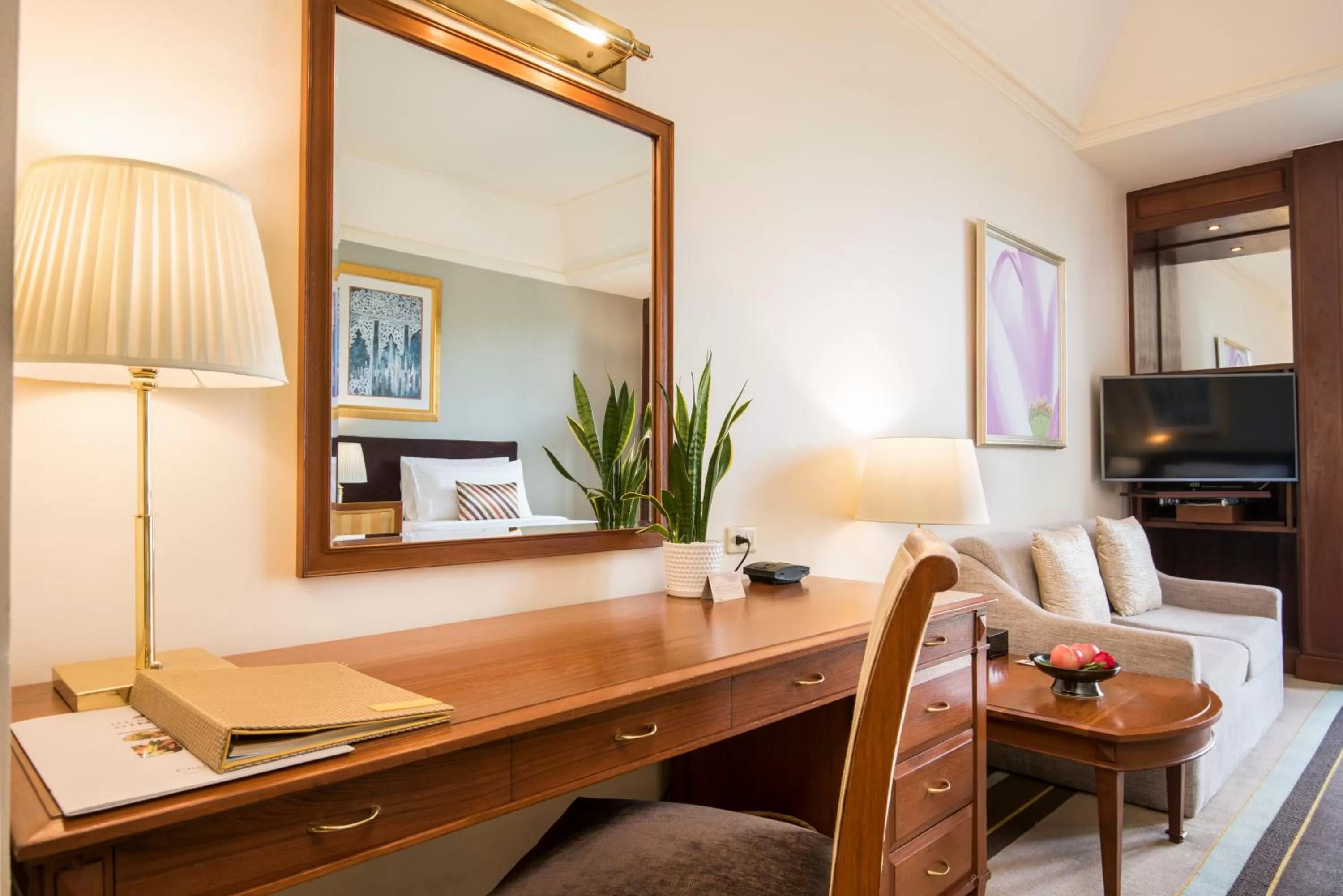 TV and multimedia in Chatrium Hotel Royal Lake Yangon