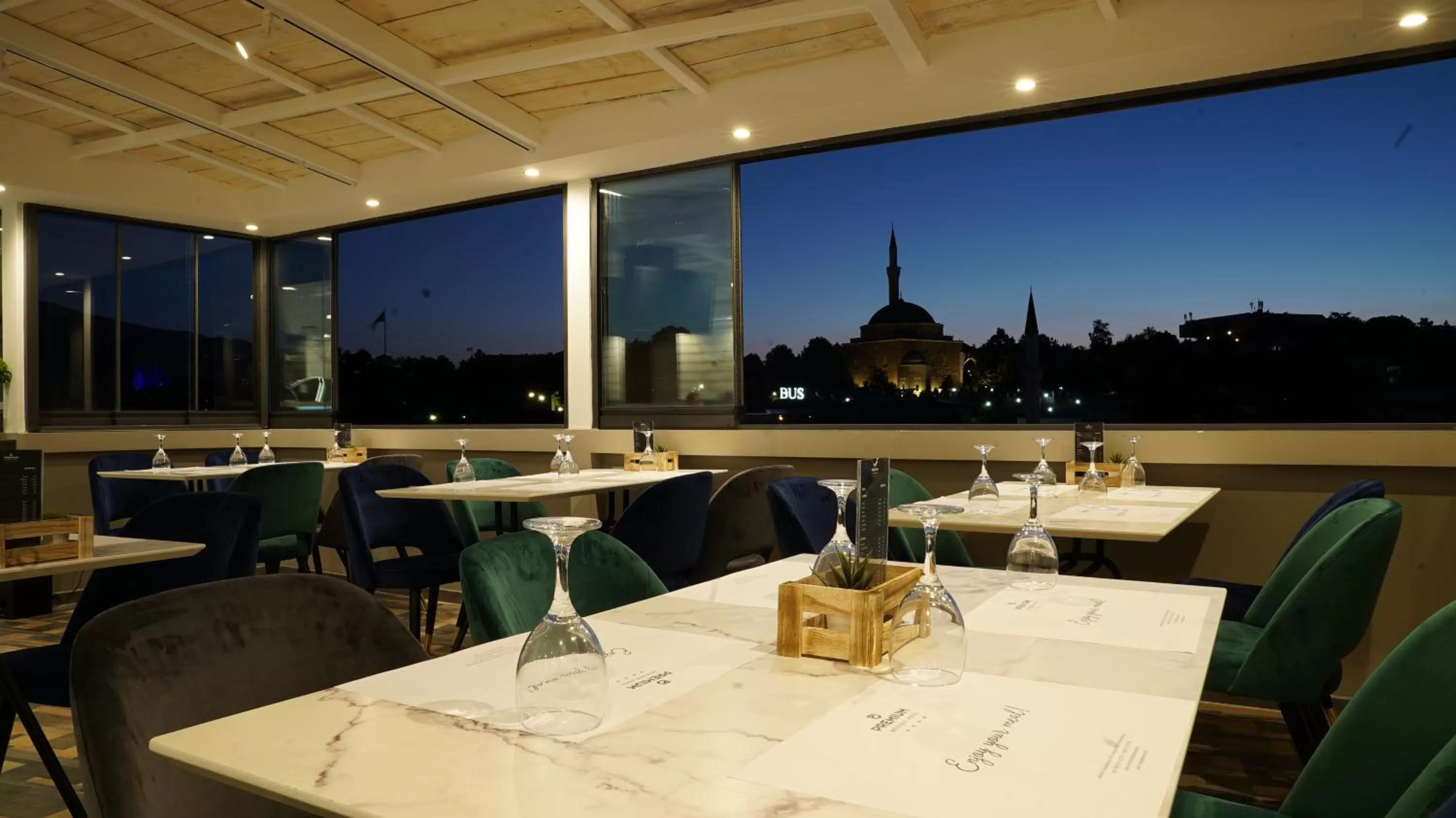 Restaurant/places to eat in Hotel Premium