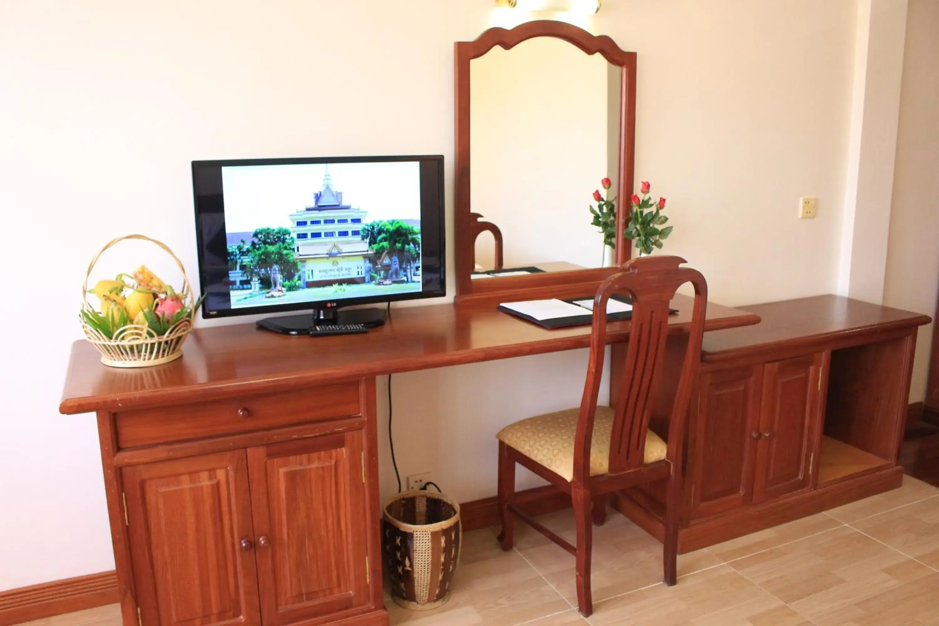 Bed, TV/Entertainment Center in City Angkor Hotel