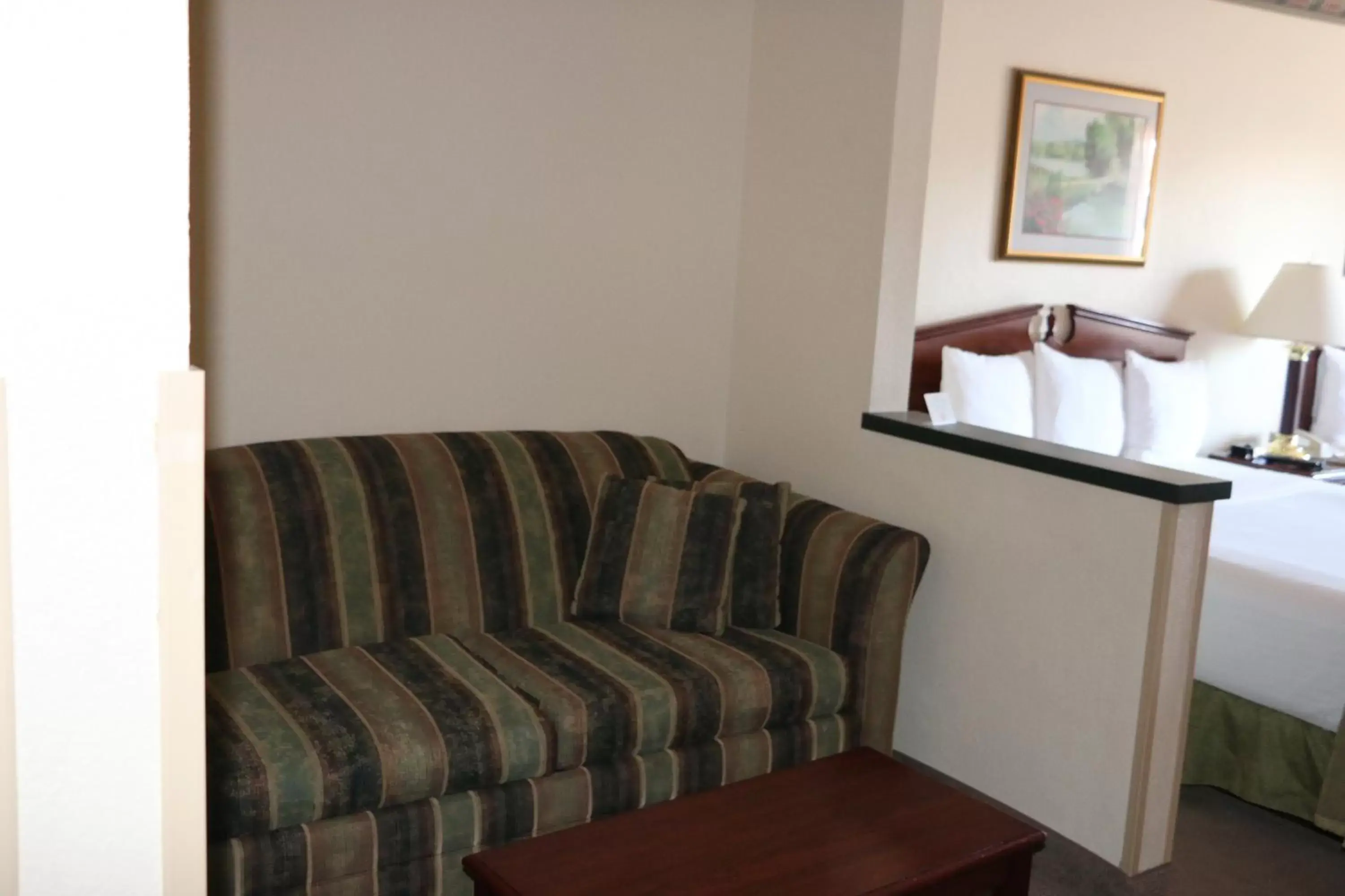 Bedroom, Seating Area in GuestHouse Inn & Suites Kelso/Longview