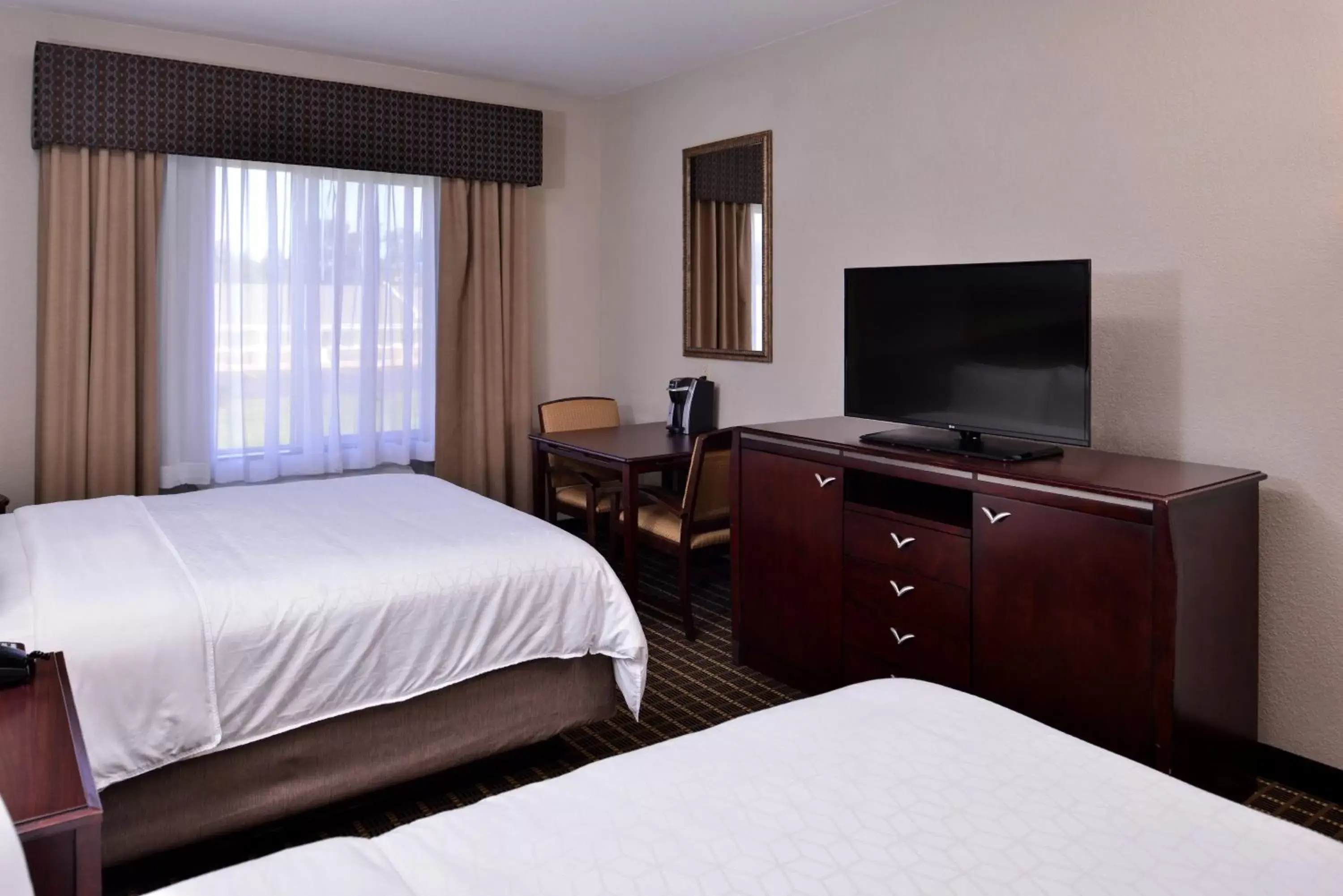 Photo of the whole room, TV/Entertainment Center in Holiday Inn Express & Suites Pittsburg, an IHG Hotel