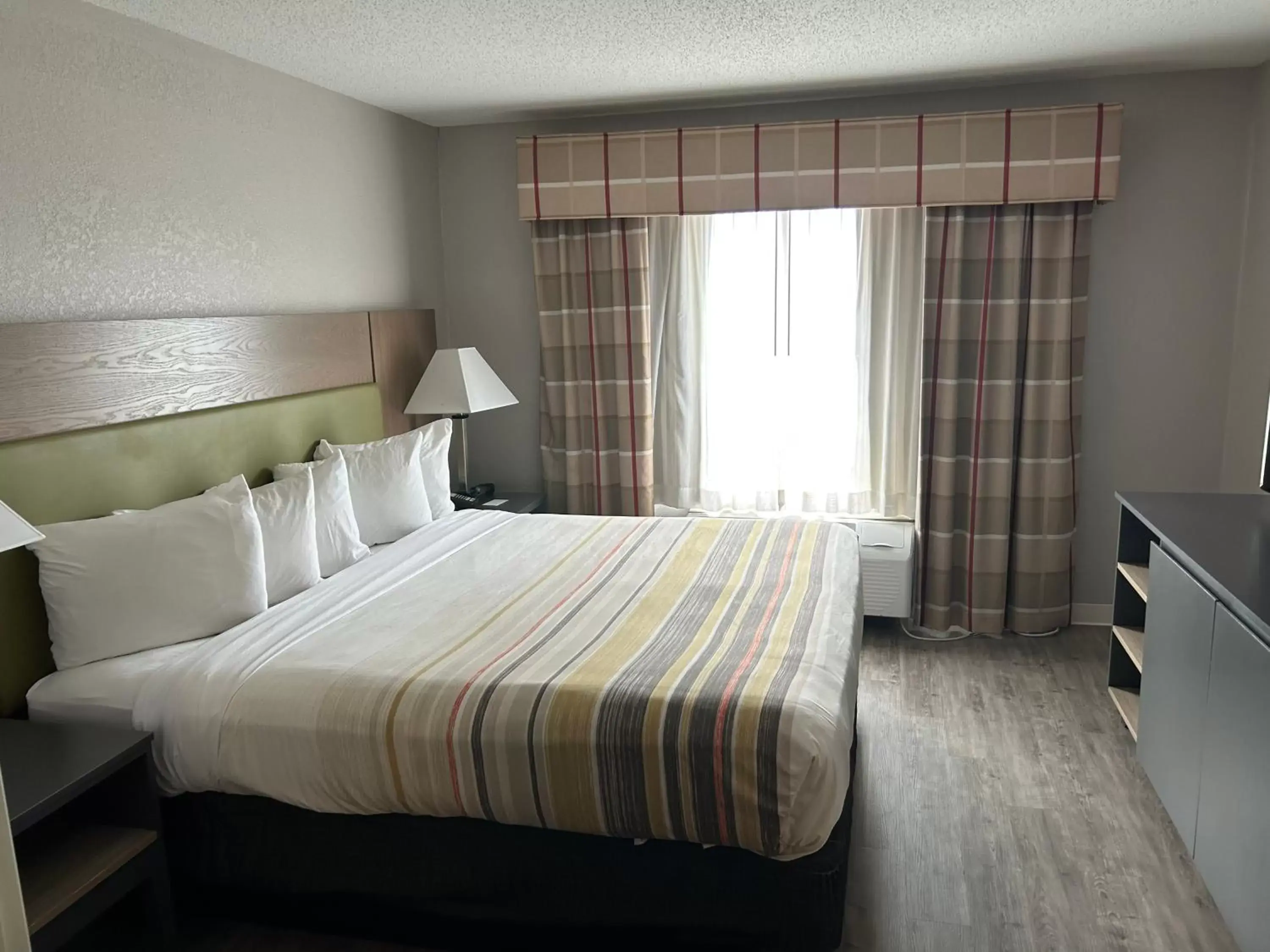 Bedroom, Bed in Country Inn & Suites by Radisson, Grand Rapids Airport, MI