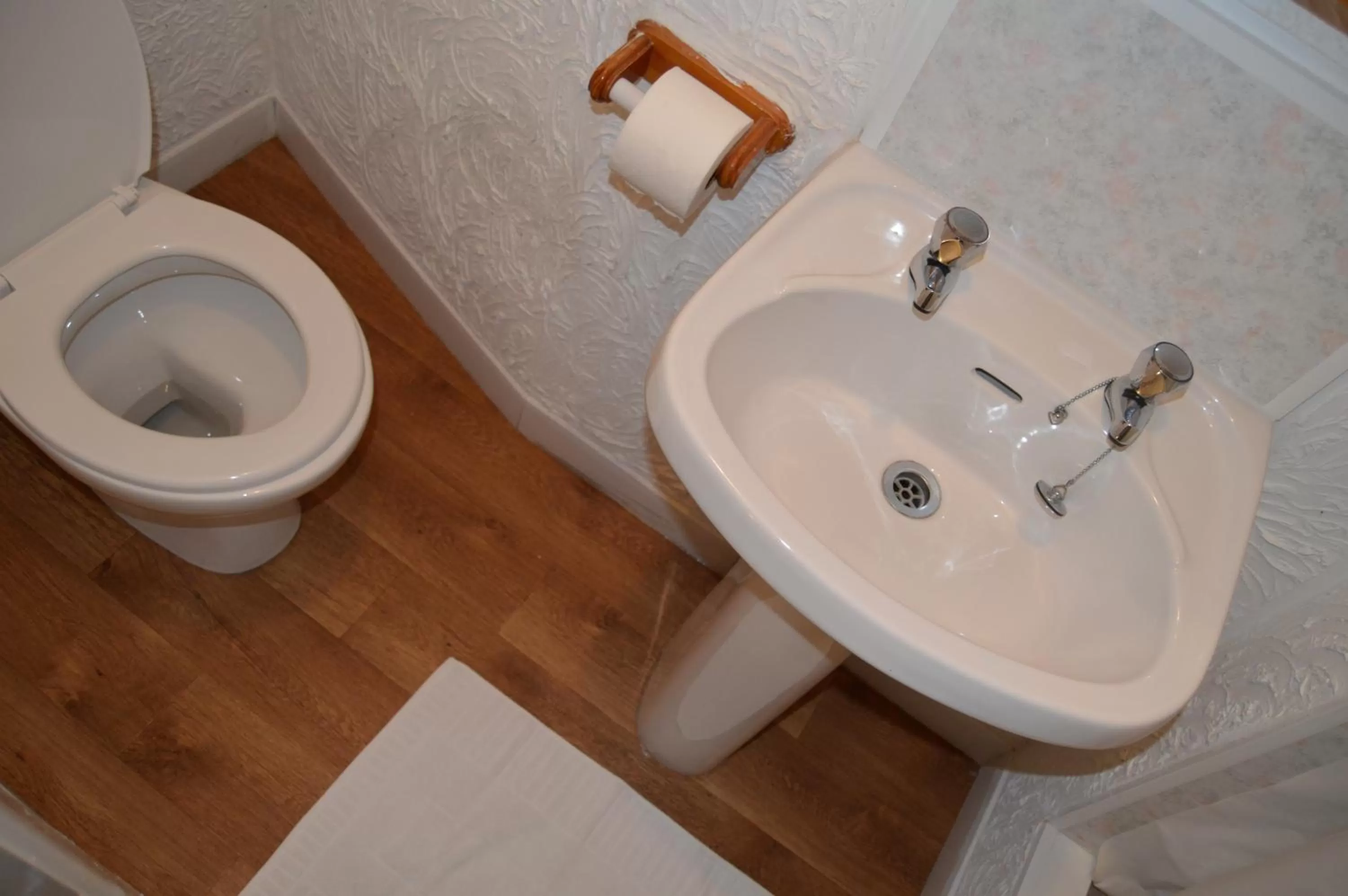 Bathroom in Wilsons Hotel - Blackpool Tower View