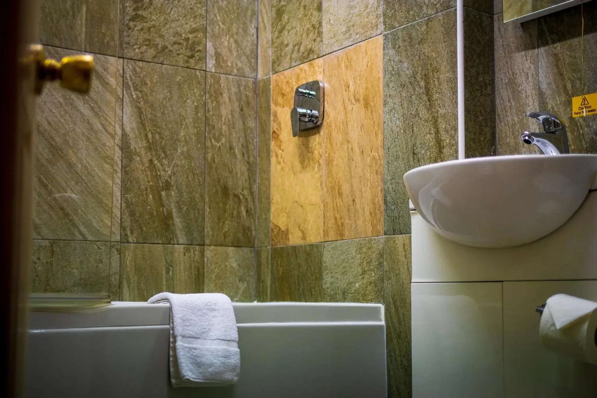 Bathroom in Bowes Incline Hotel