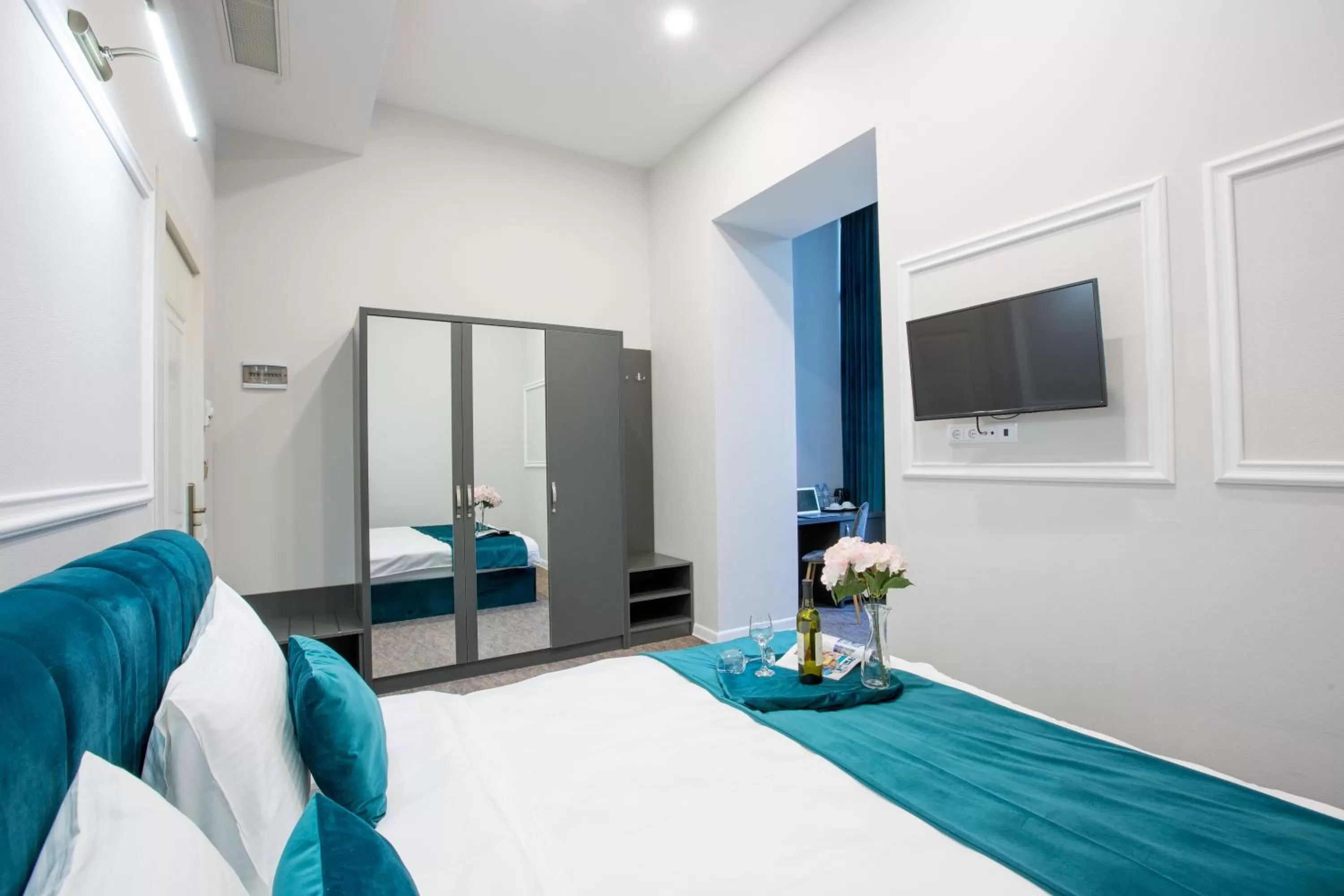 Photo of the whole room, Bed in Royal Inn