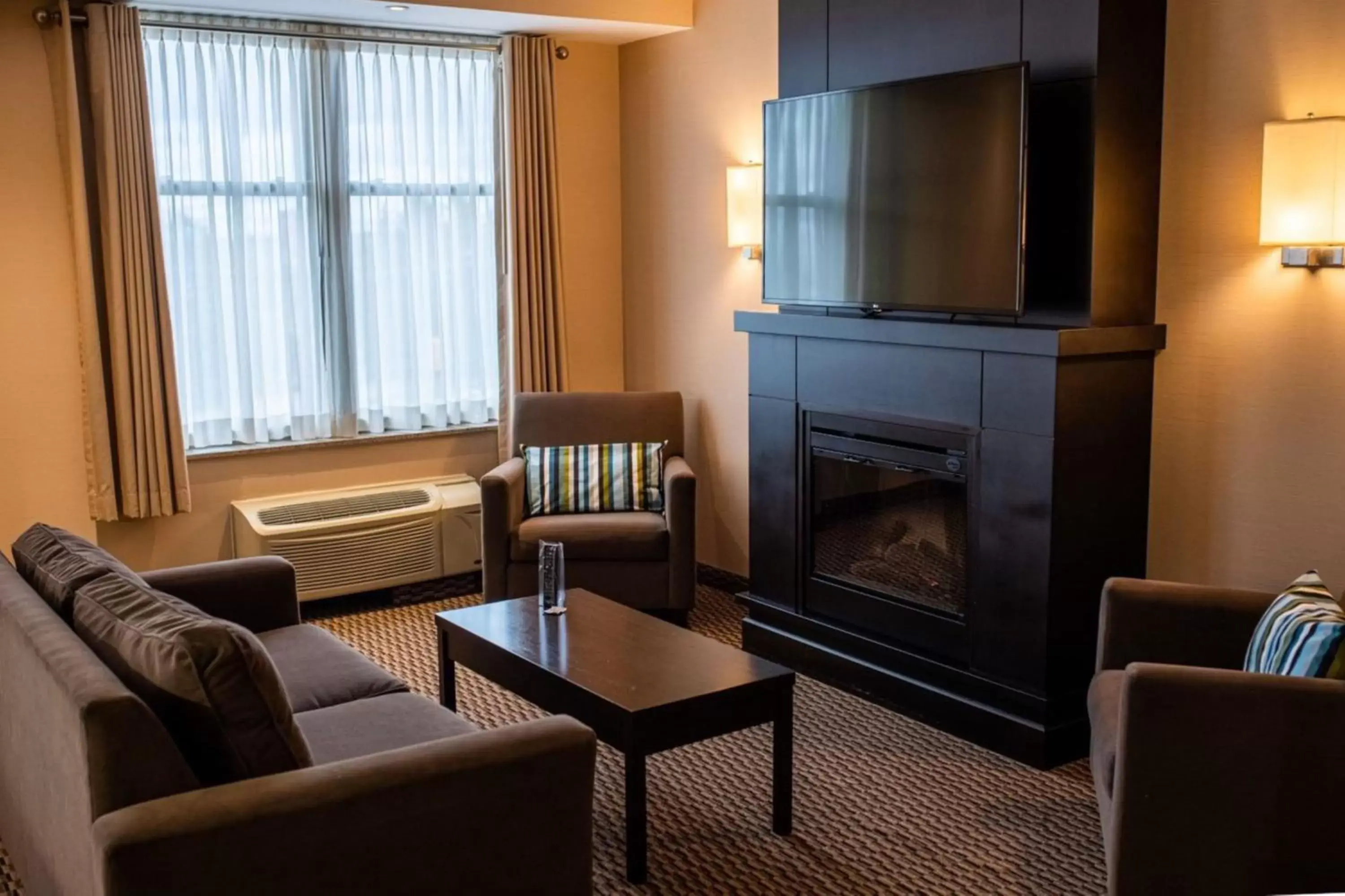 Photo of the whole room, Seating Area in Delta Hotels by Marriott Guelph Conference Centre
