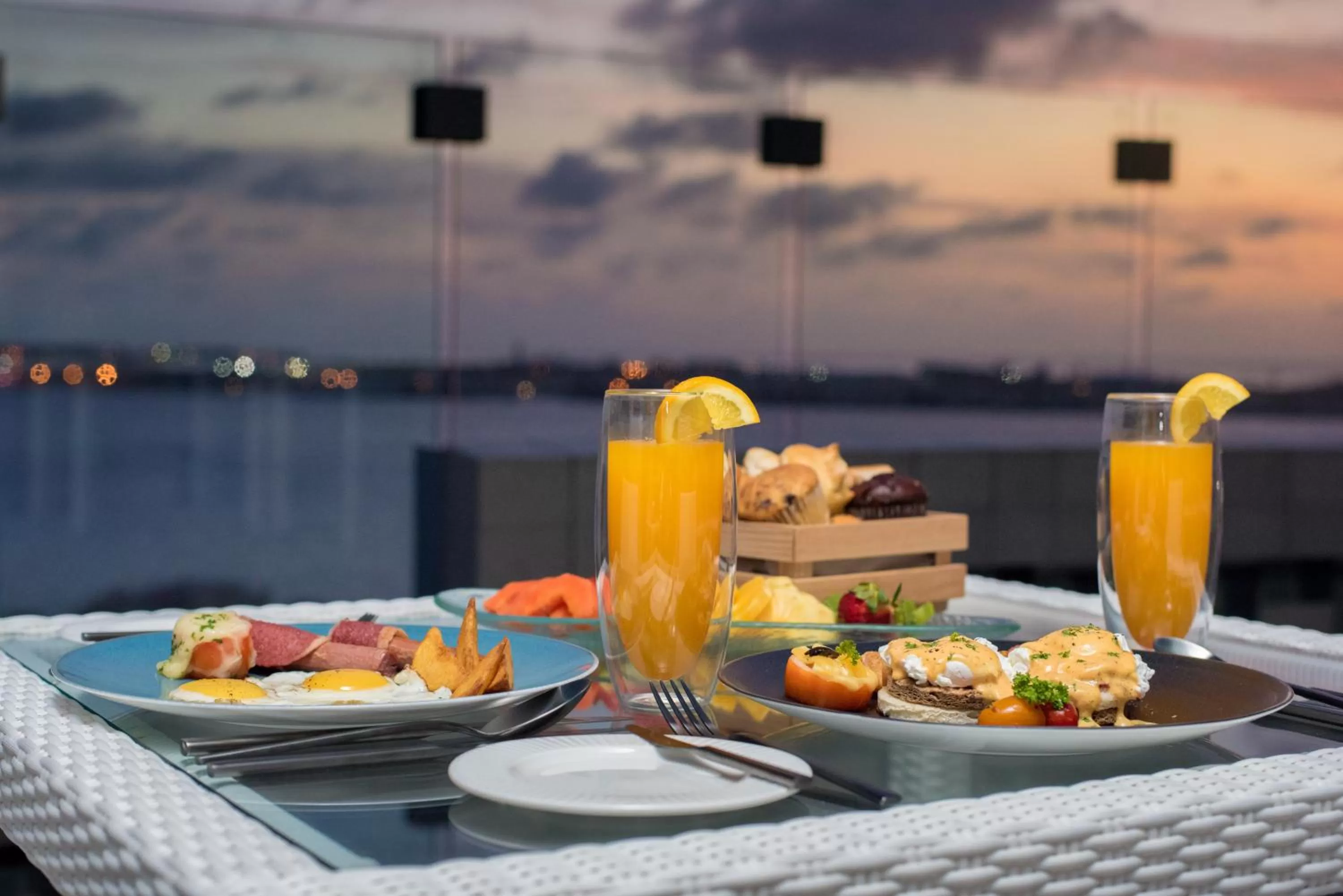 Restaurant/places to eat in Samann Grand