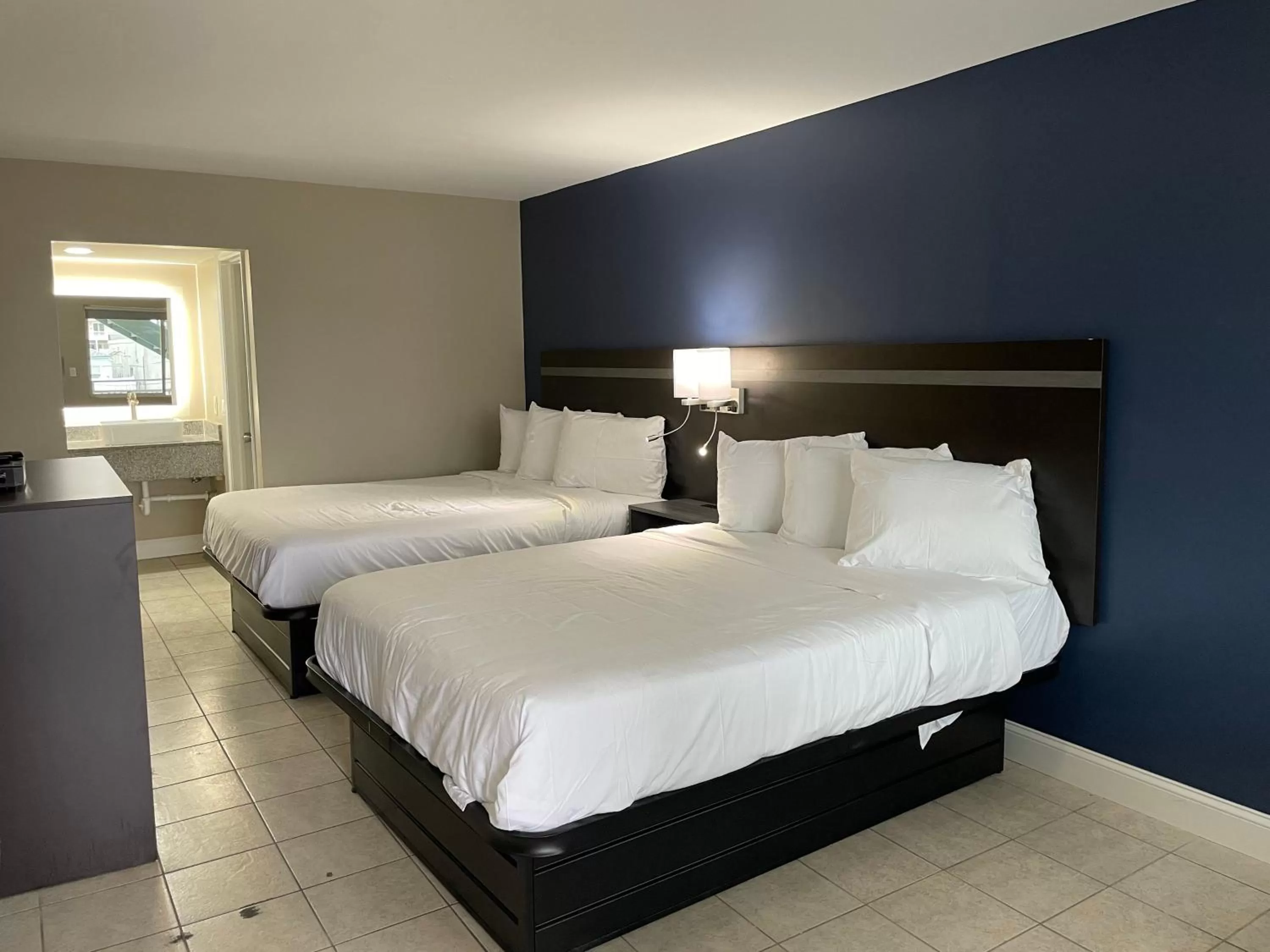 Photo of the whole room, Bed in Seaside Sands Inn