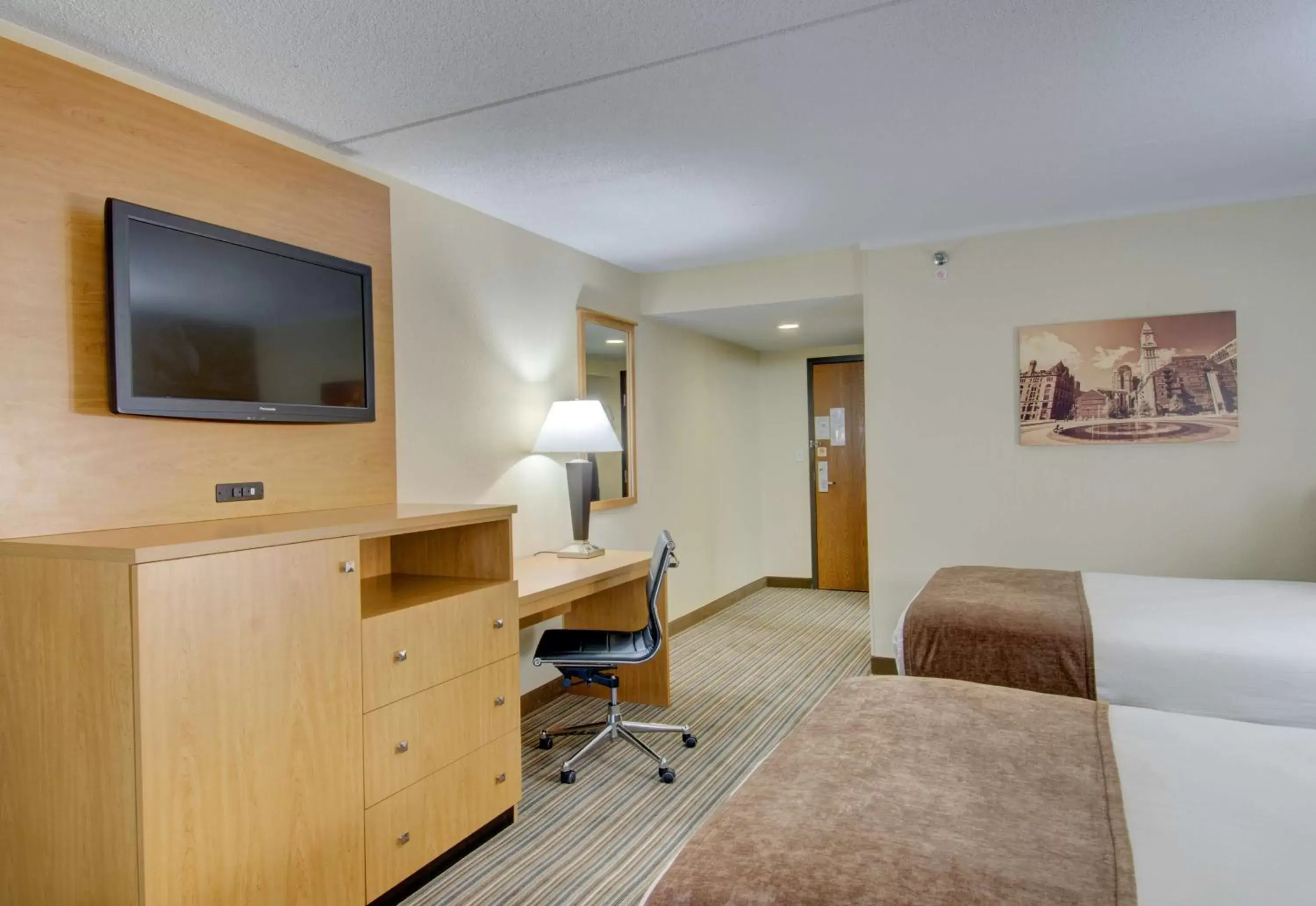 Photo of the whole room, TV/Entertainment Center in Best Western Royal Plaza Hotel and Trade Center