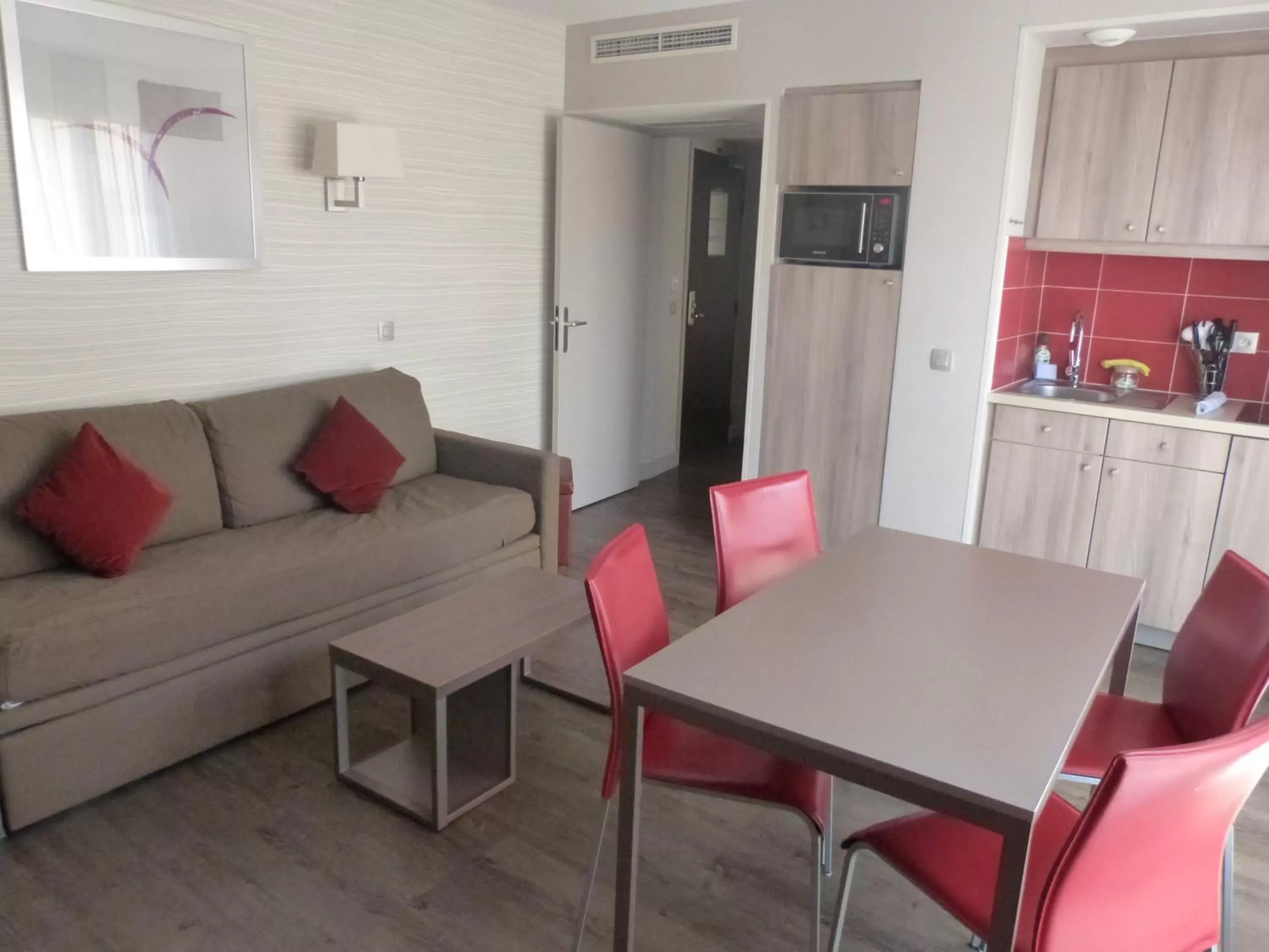 Kitchen or kitchenette, Seating Area in Aparthotel Adagio Aix-en-Provence Centre