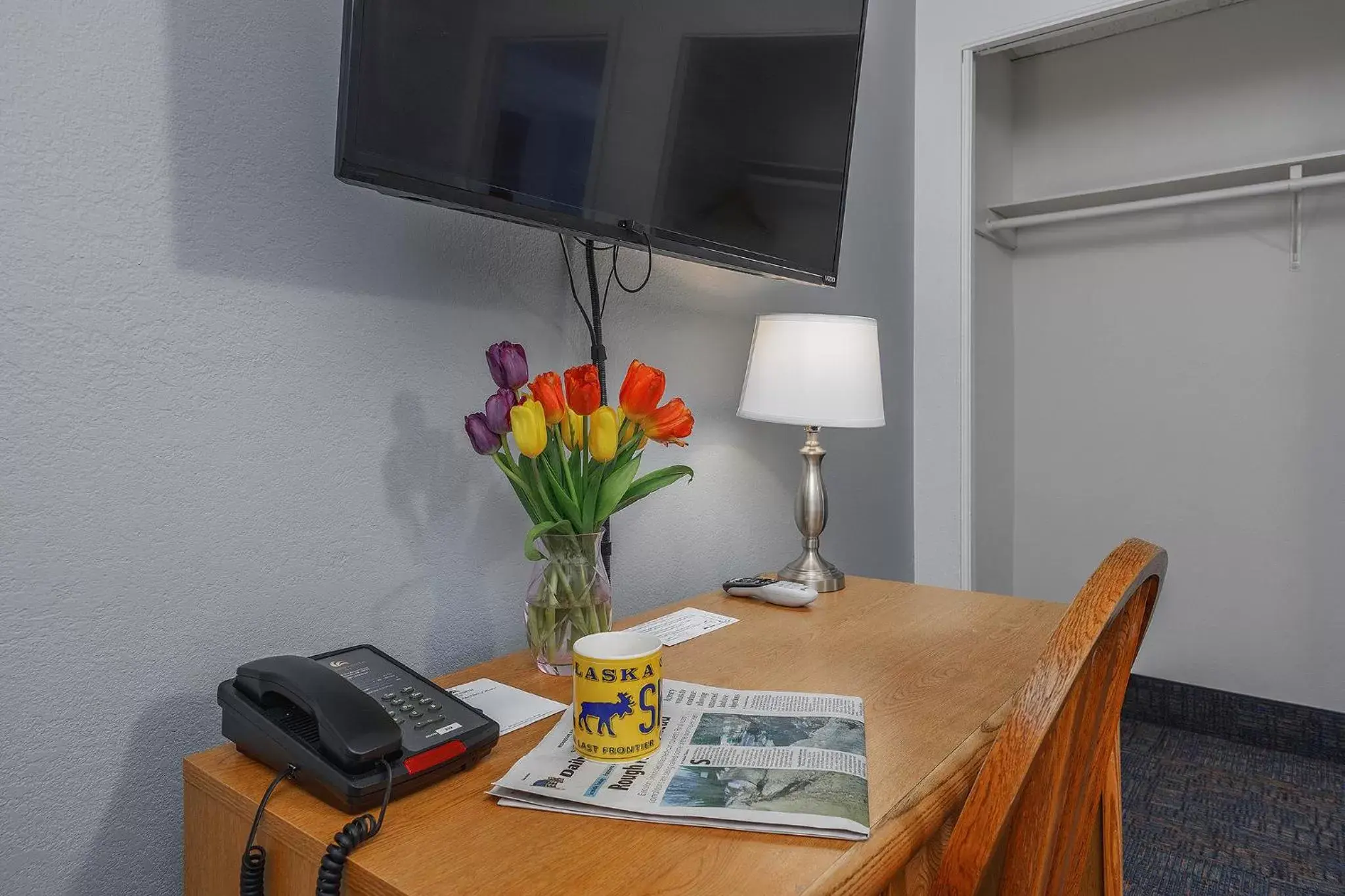 Seating area, TV/Entertainment Center in Golden North Inn