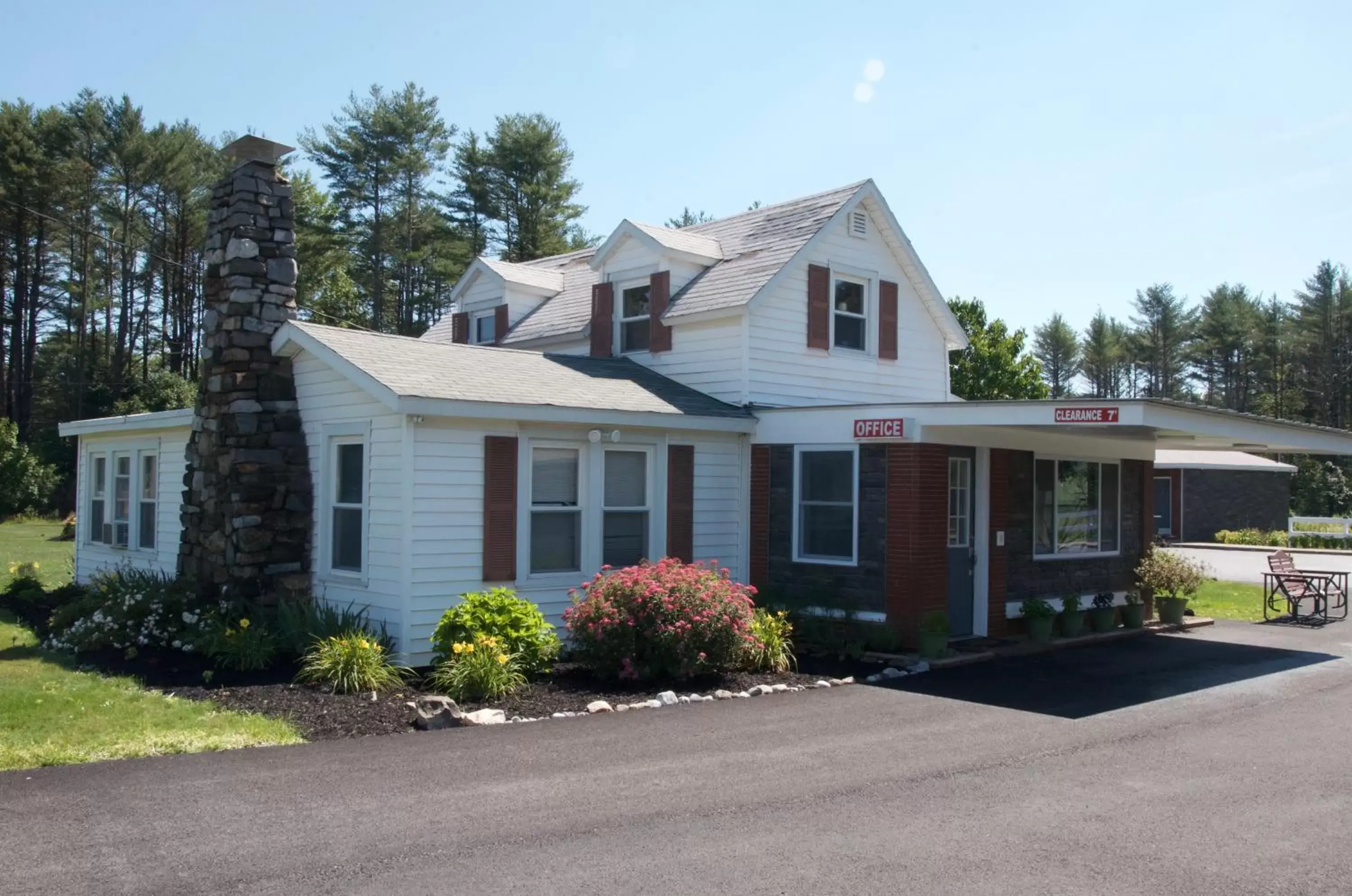 Property Building in Sara Glen Motel - Saratoga Springs-Glens Falls