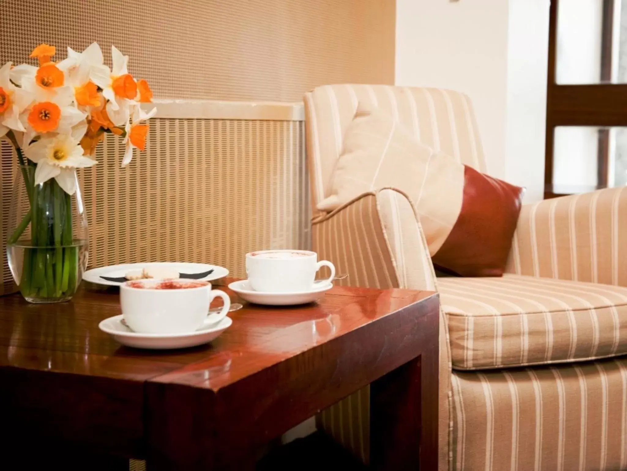 Coffee/tea facilities, Seating Area in Norseman Hotel