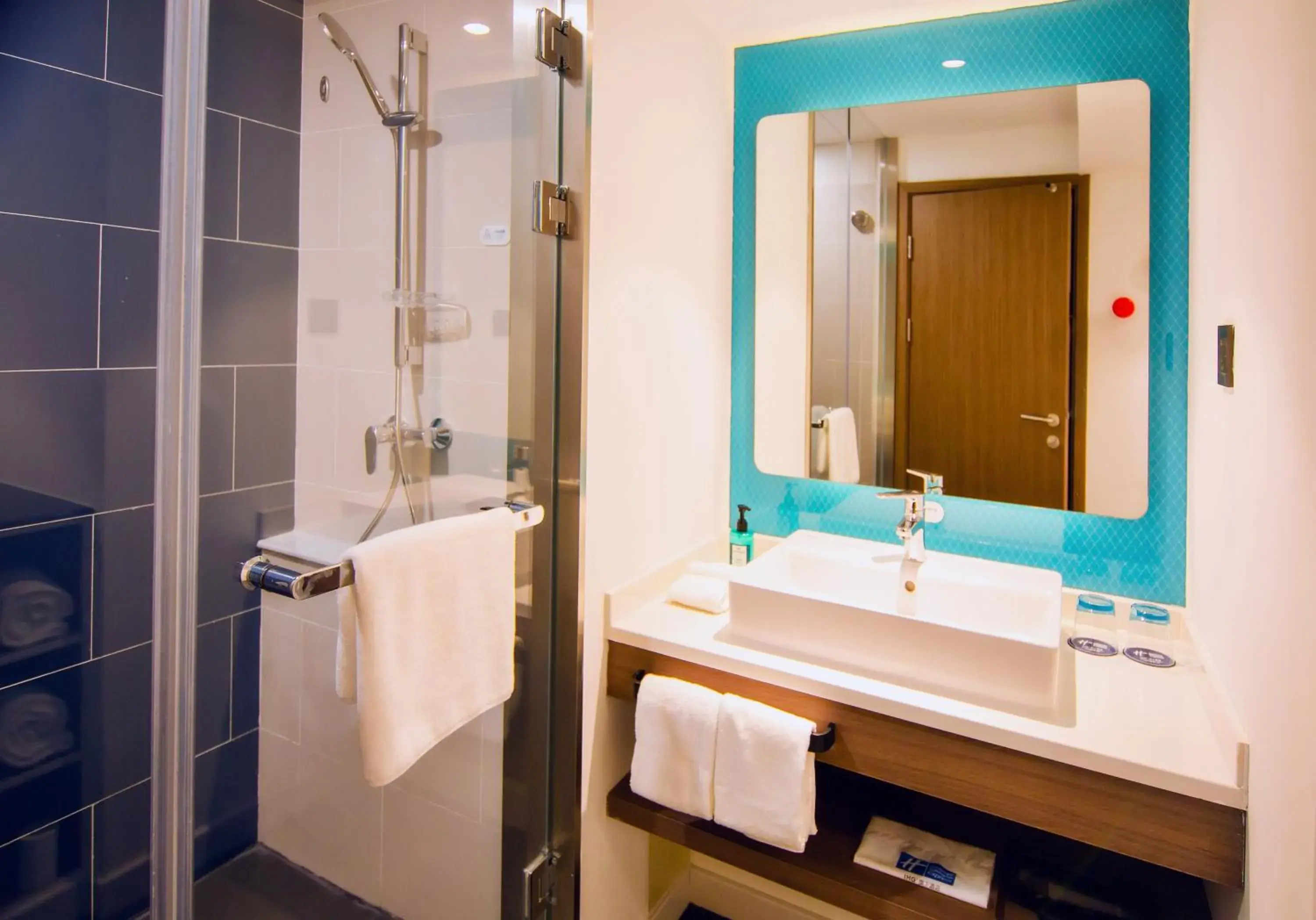 Photo of the whole room, Bathroom in Holiday Inn Express Tianjin Airport East, an IHG Hotel