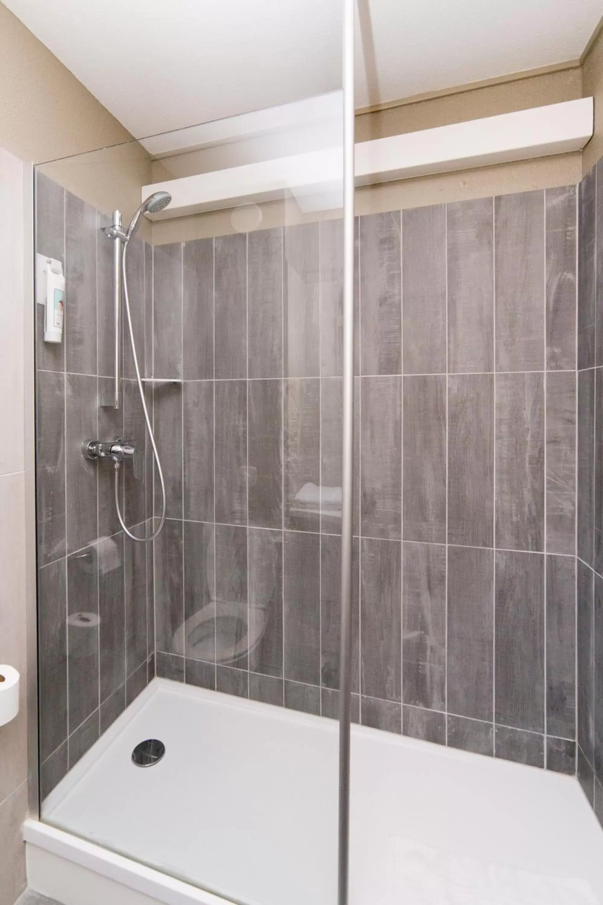 Shower, Bathroom in Ibis Toulouse Purpan Aeroport