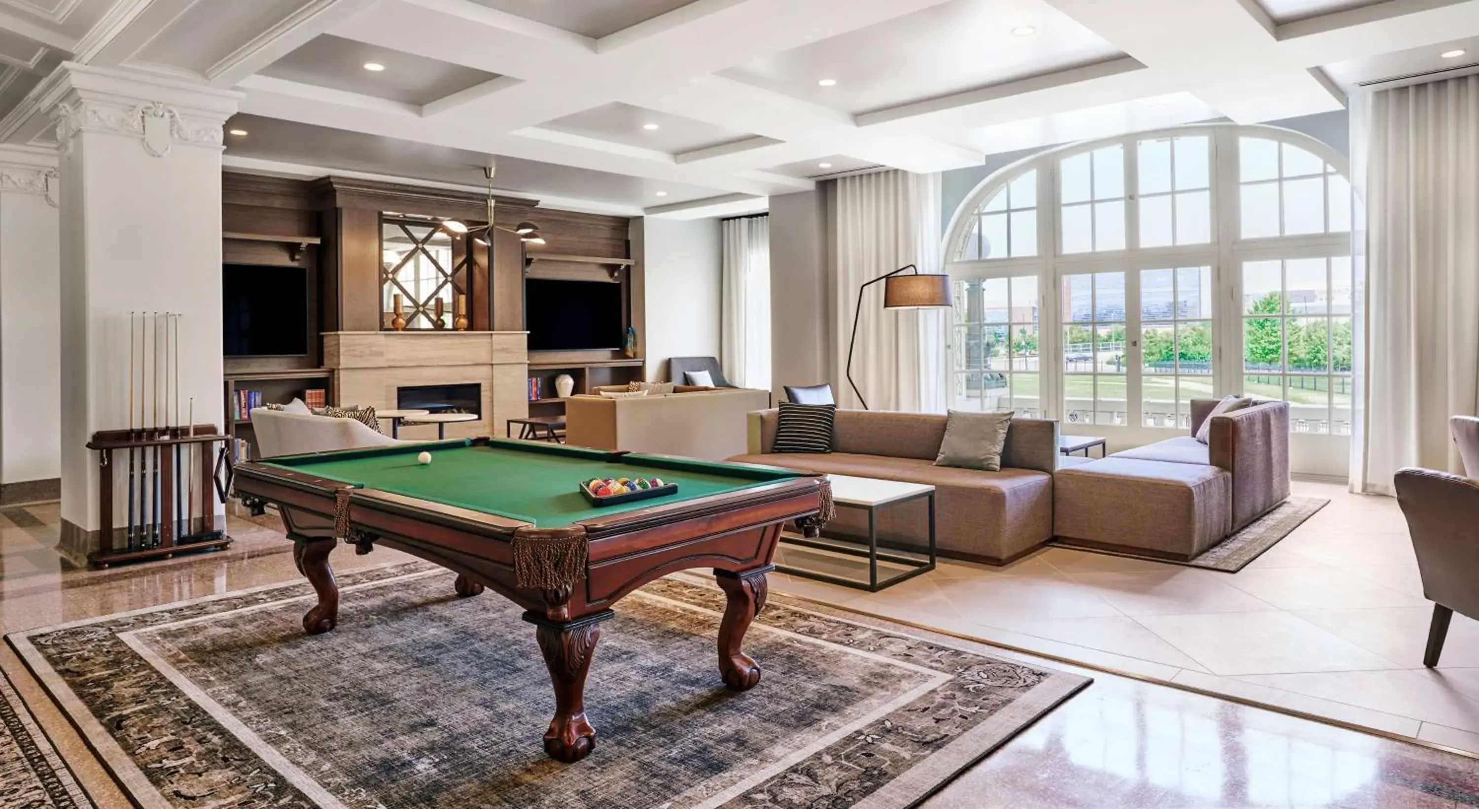 Communal lounge/ TV room, Billiards in Hyatt House Chicago Medical/University District