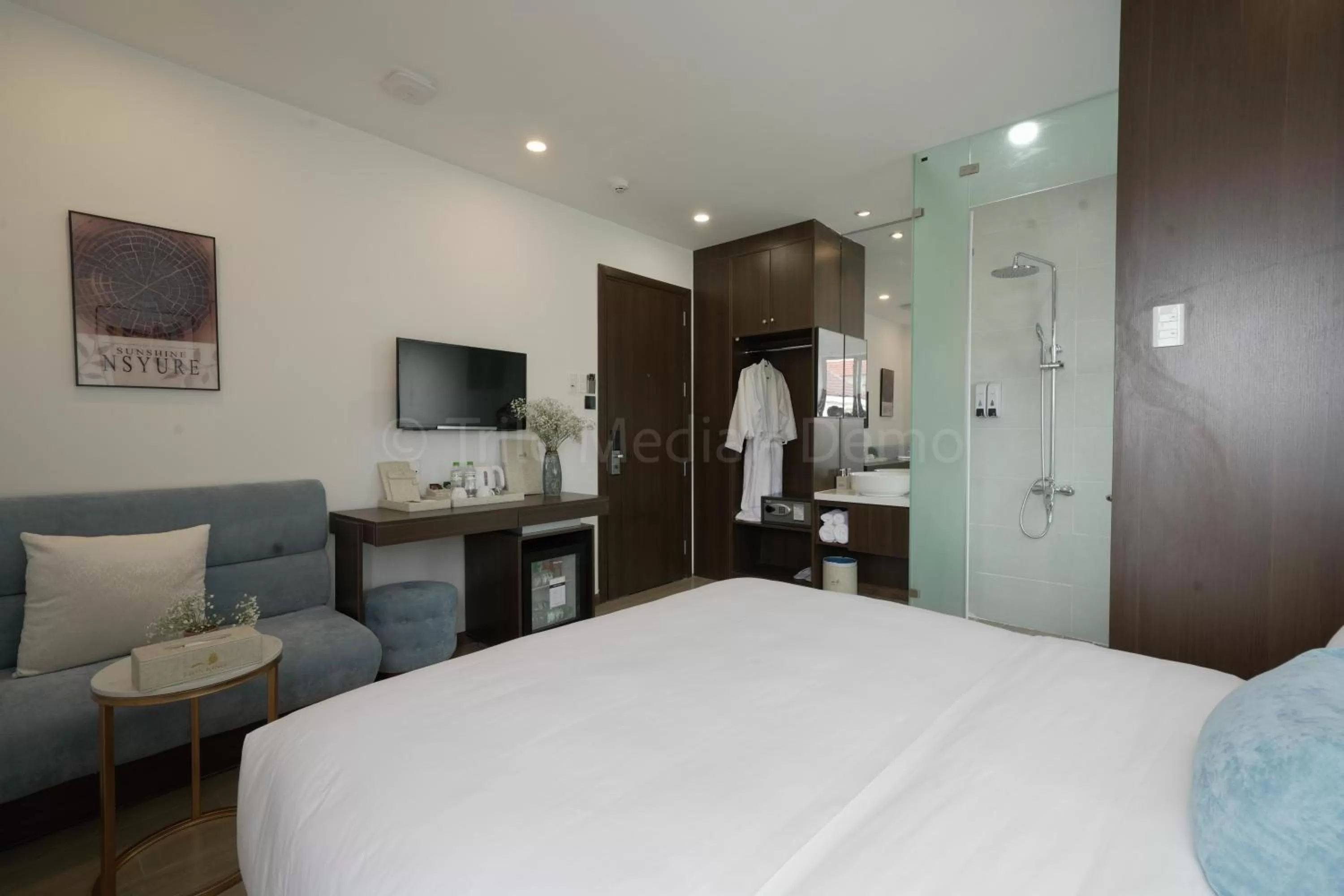 Photo of the whole room, Bed in Lion King Hotel