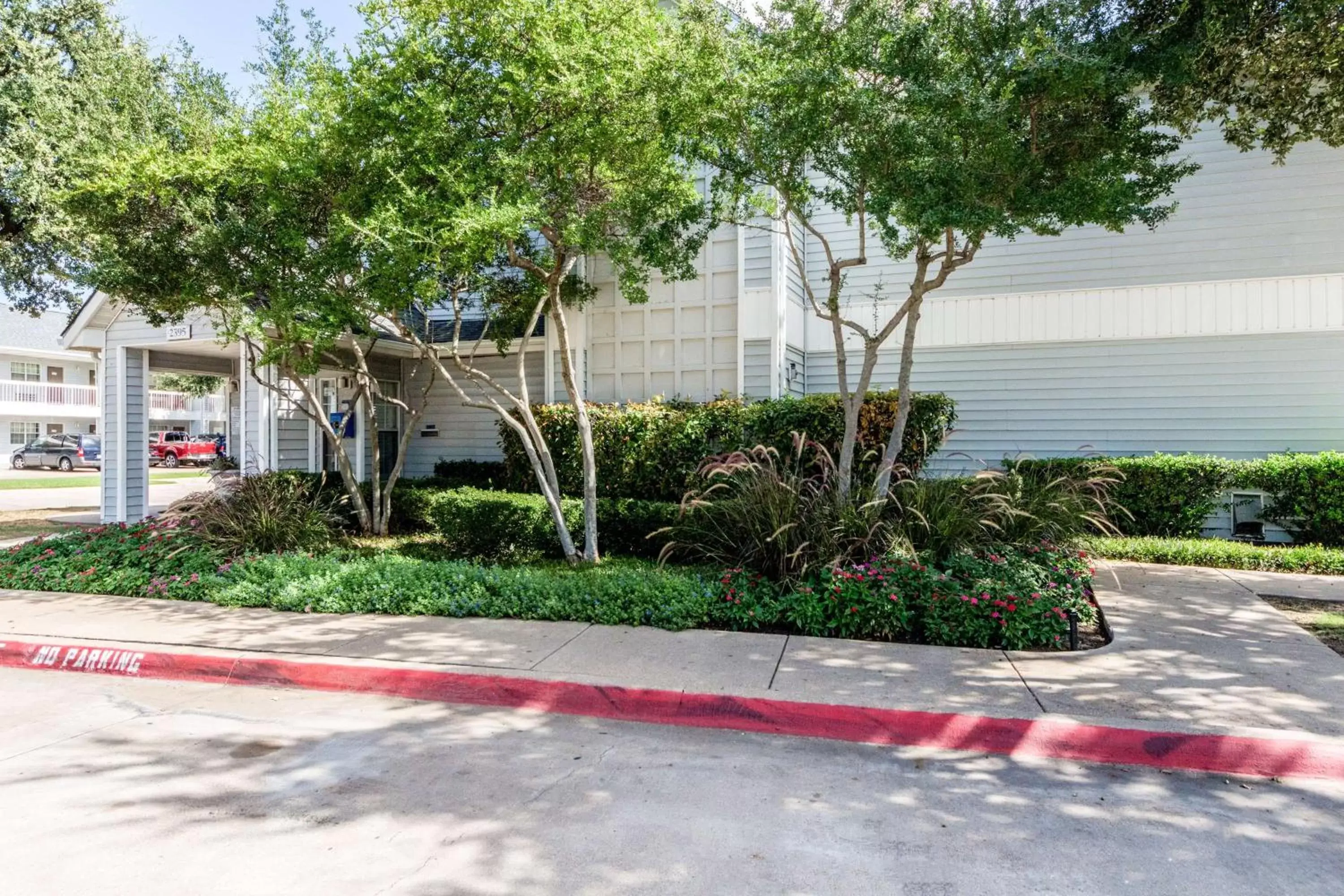 Property building in Studio 6-Dallas, TX - Northwest Property building in Studio 6-Dallas, TX - Northwest