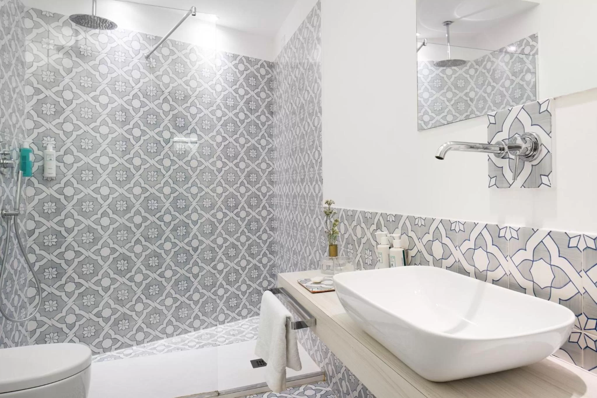 Shower in Domo 20 Hotel & Rooftop