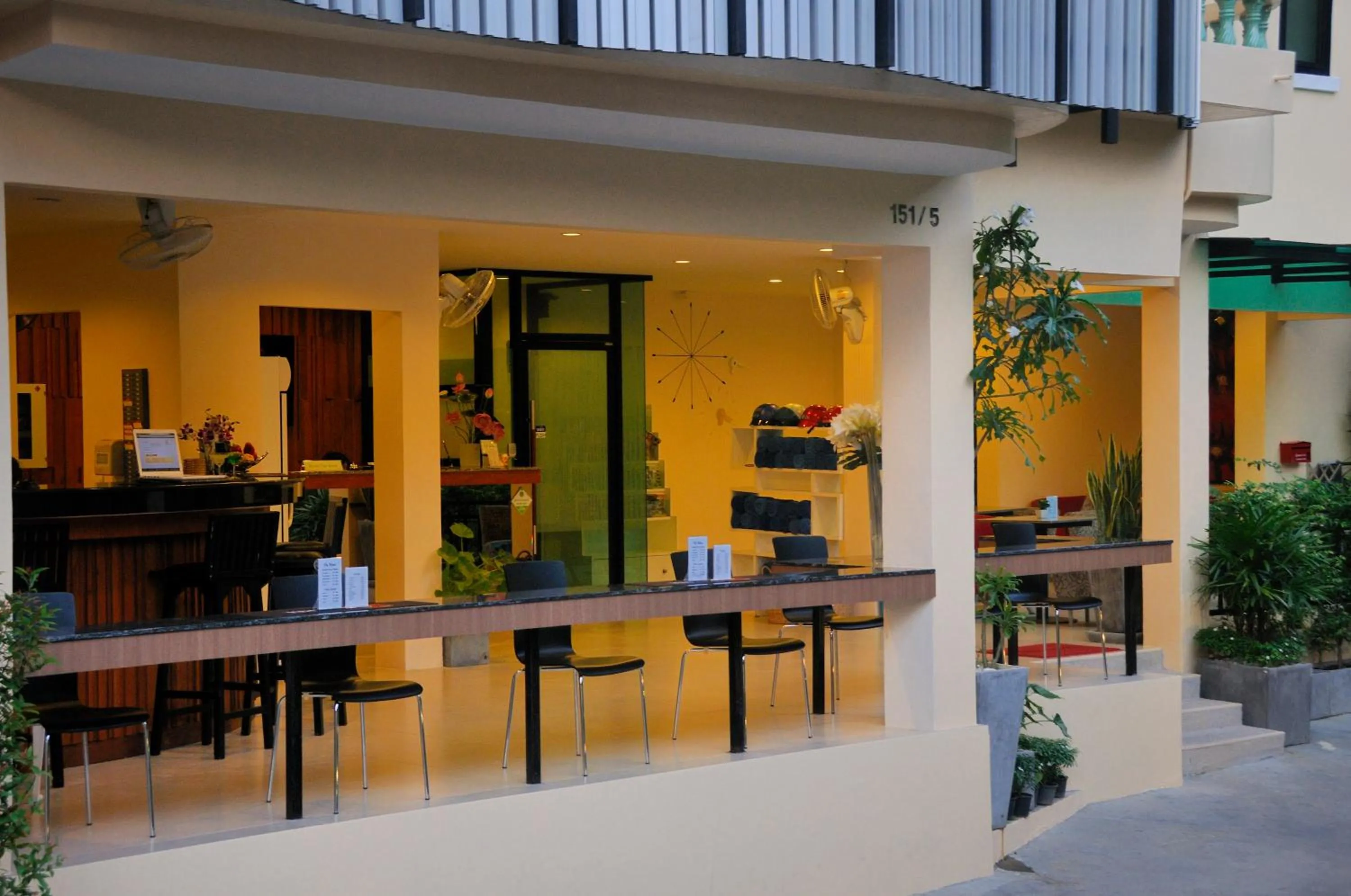 Restaurant/places to eat in The Wave Hotel Patong SHA