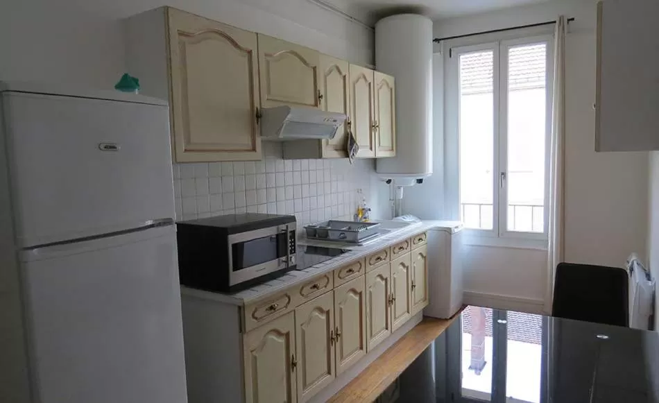 Kitchen/Kitchenette in ApartHotel François 1er - 16ème