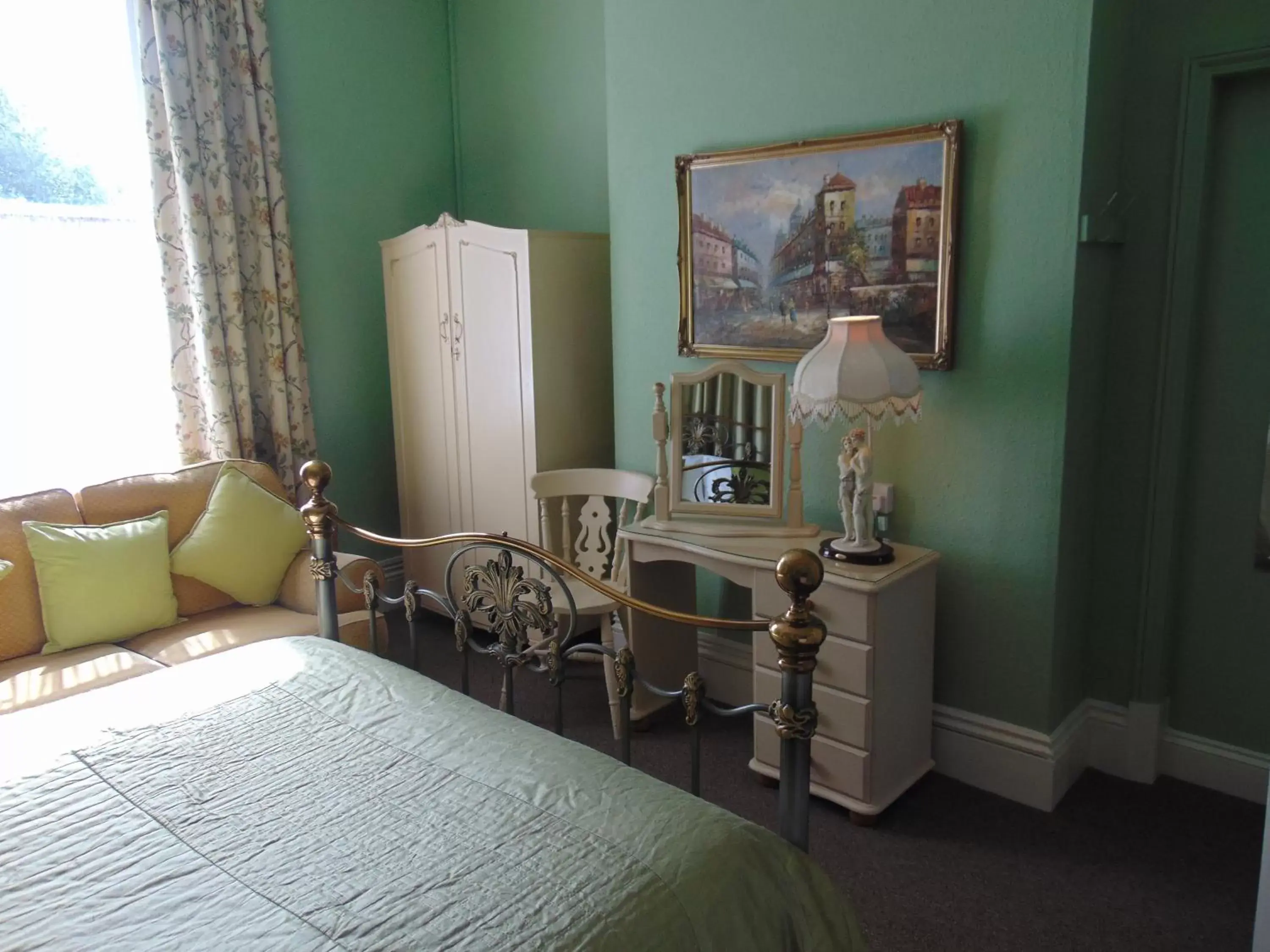 Photo of the whole room, Room Photo in Holywell House