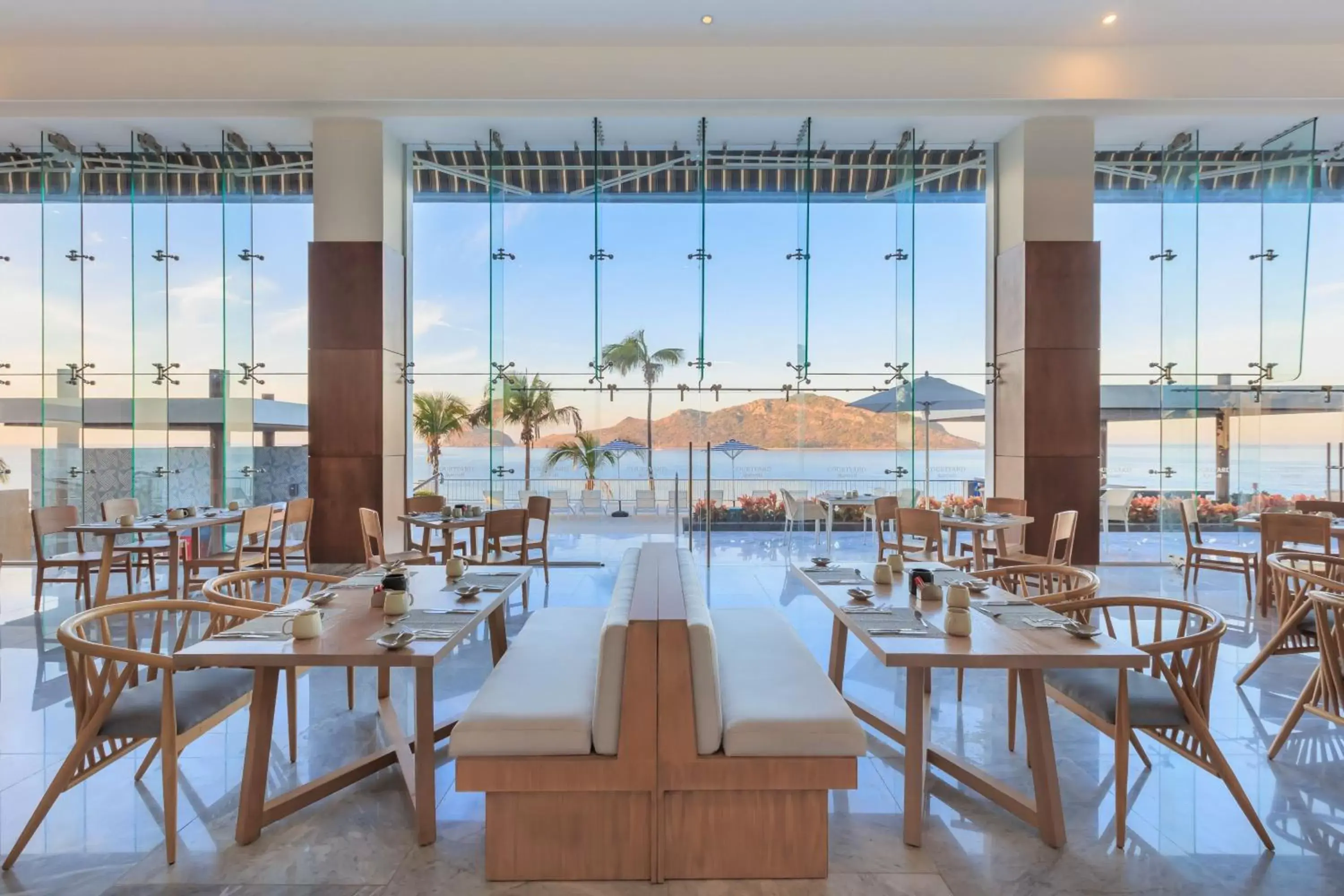 Restaurant/Places to Eat in Courtyard by Marriott Mazatlan Beach Resort