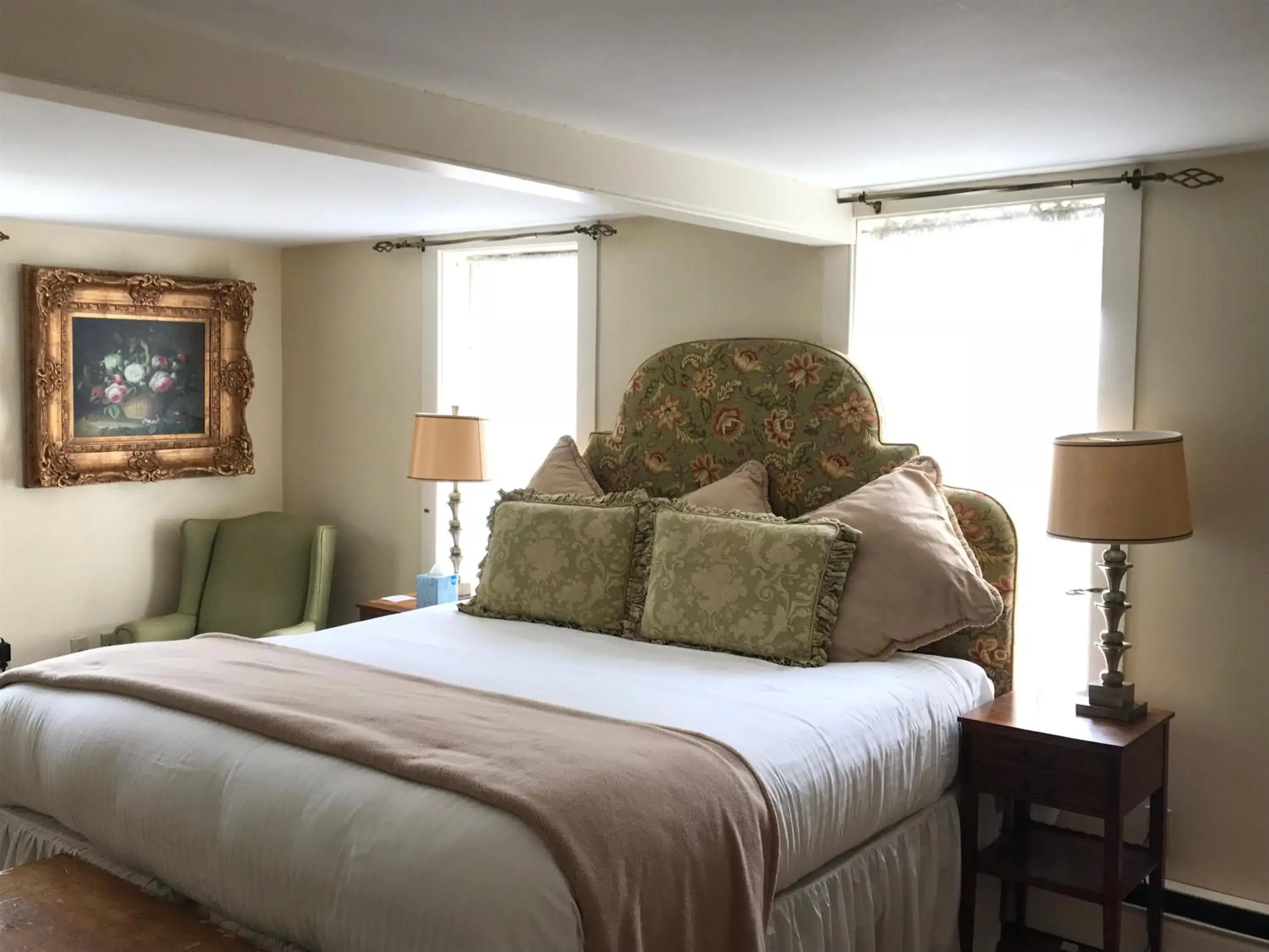 Bed in Admiral Farragut Inn