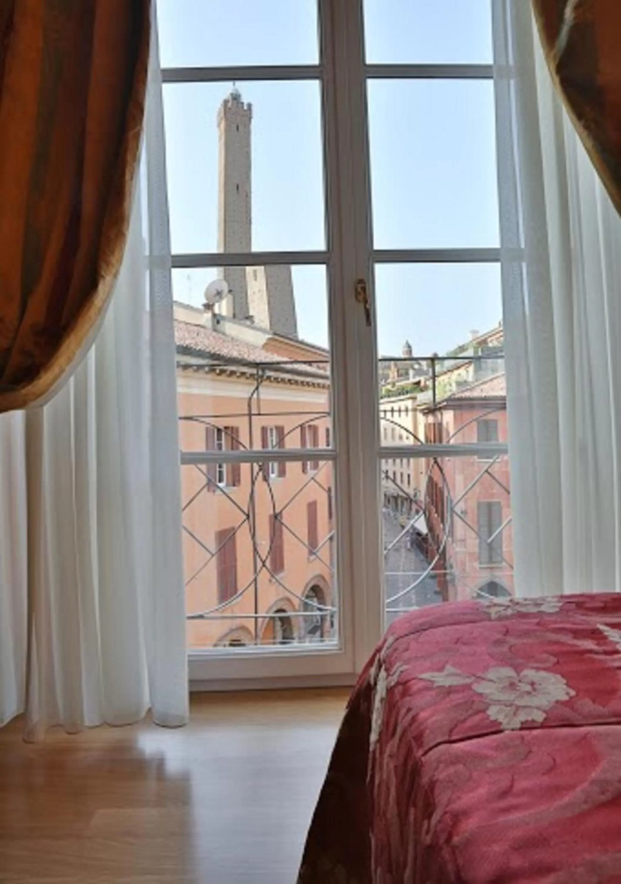 Decorative detail, Bed in Hotel San Donato - Bologna centro