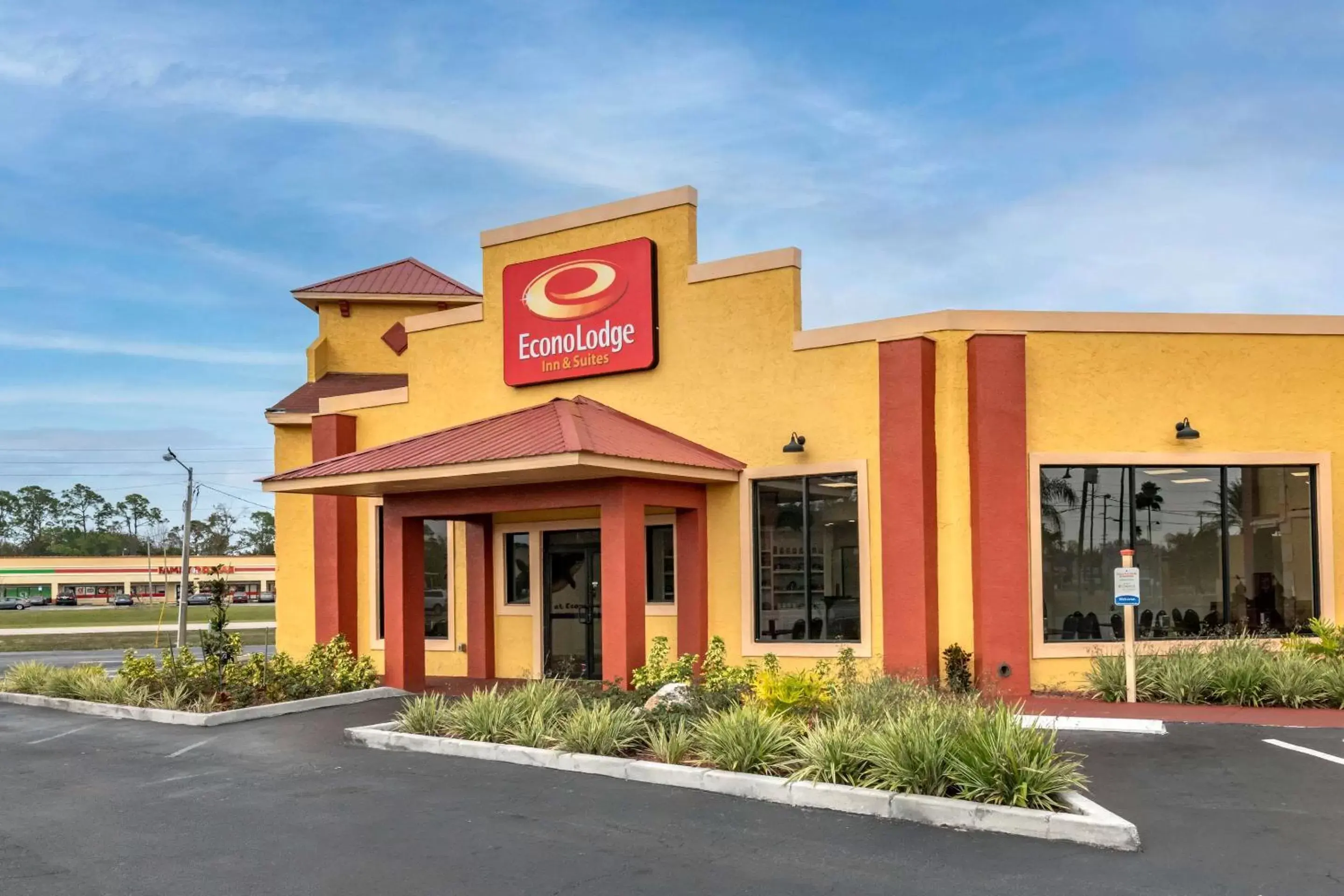 Property building in Econo Lodge Inn & Suites Maingate Central