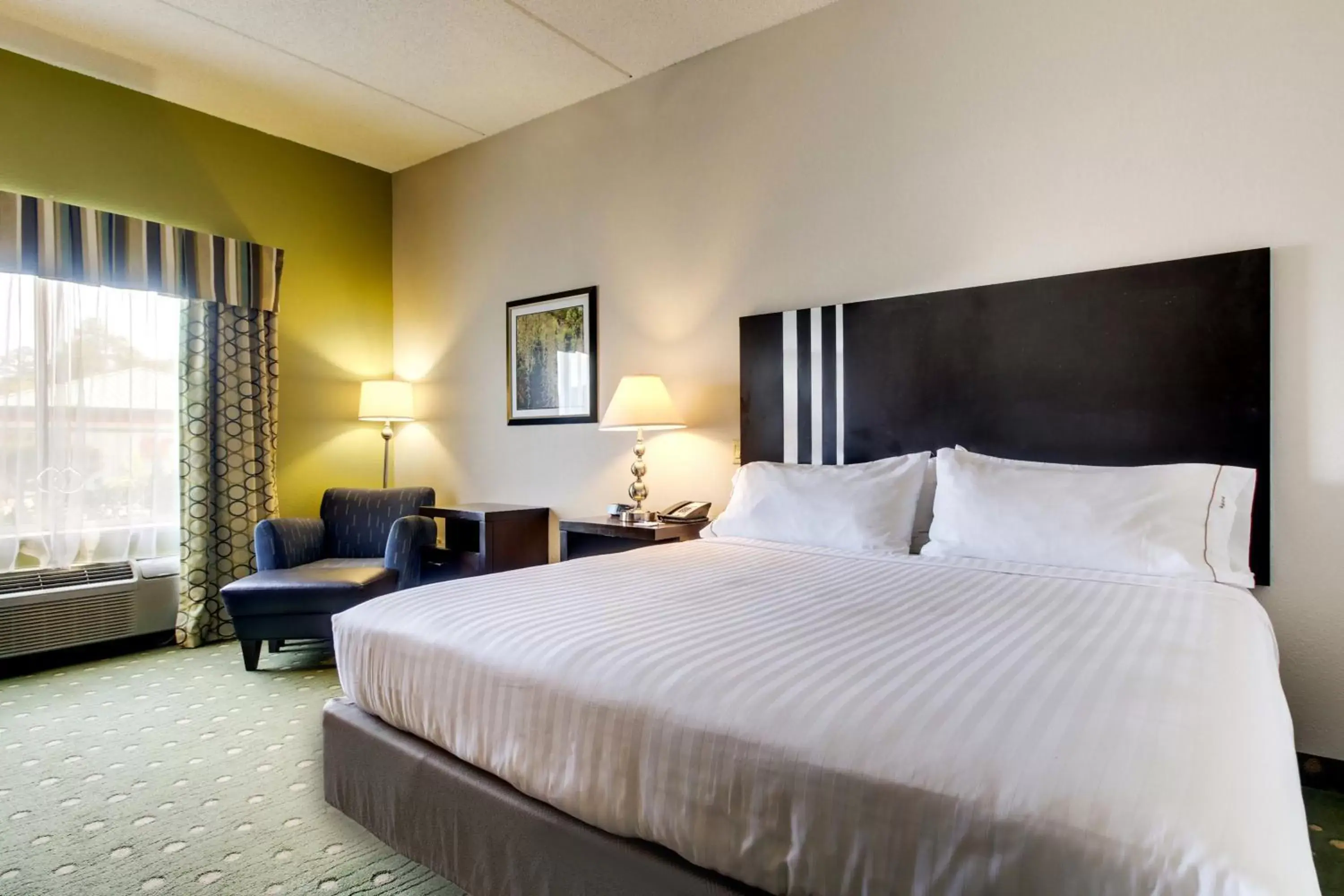 Photo of the whole room, Bed in Holiday Inn Express Hotel & Suites Live Oak, an IHG Hotel