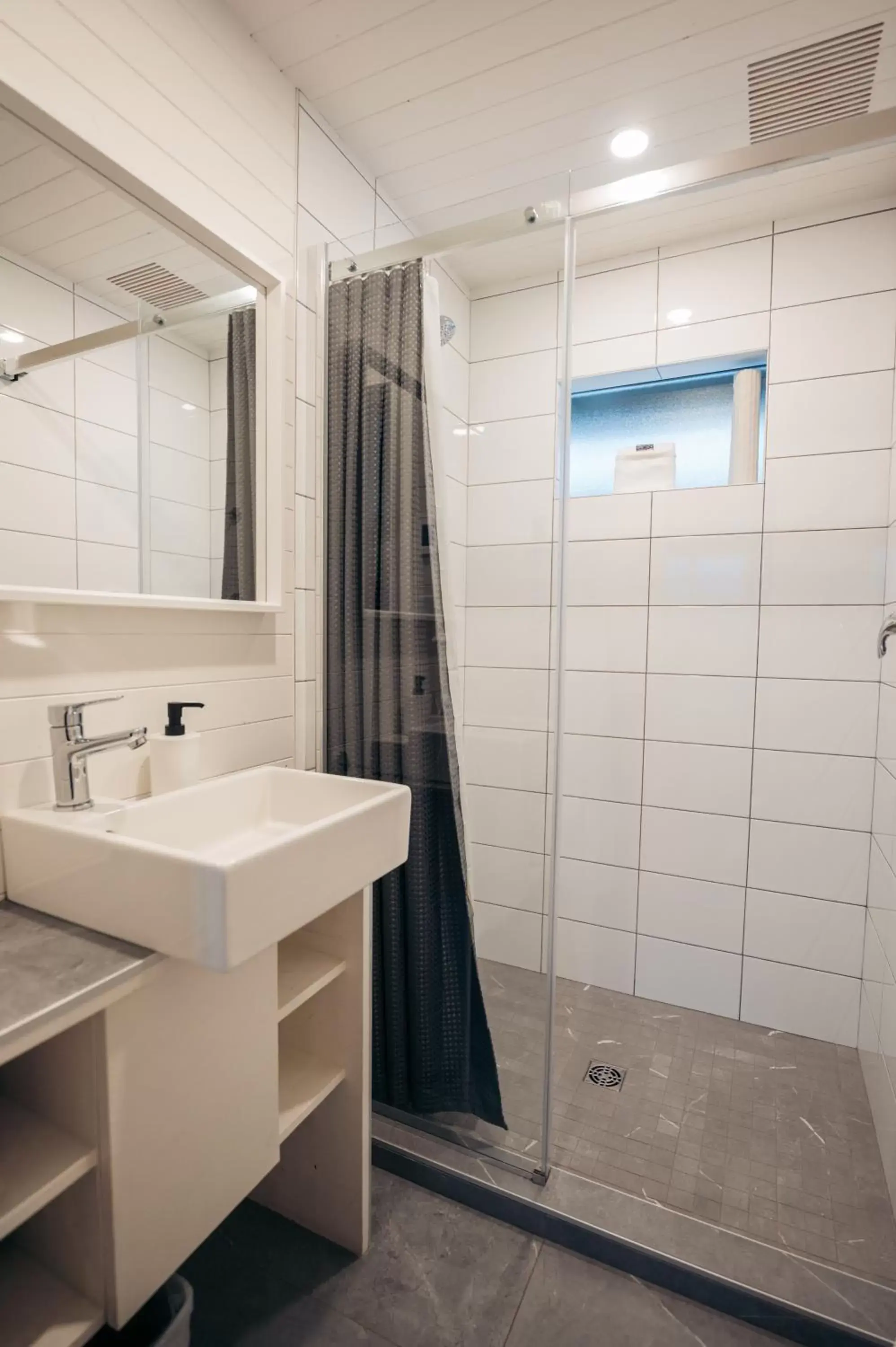 Shower, Bathroom in Sunwolf Riverside Cabins