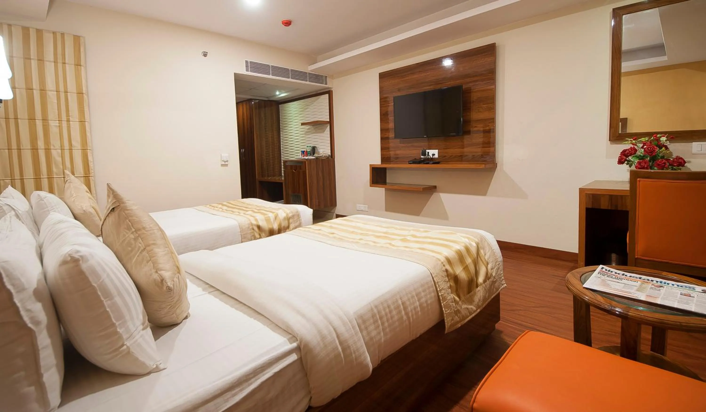 Bedroom, Bed in Airport Hotel Ramhan Palace Mahipalpur