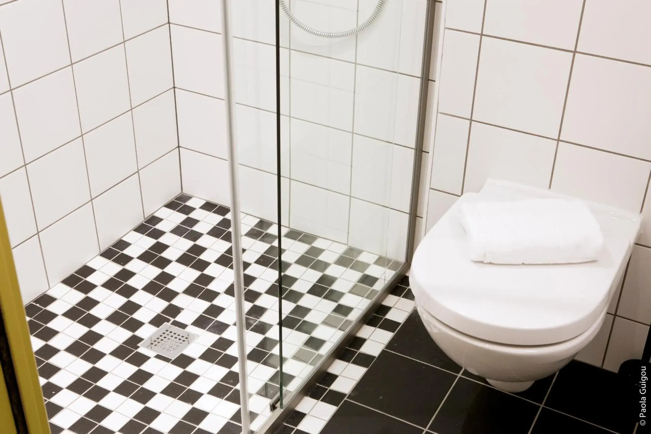 Shower, Bathroom in Hôtel Graffalgar