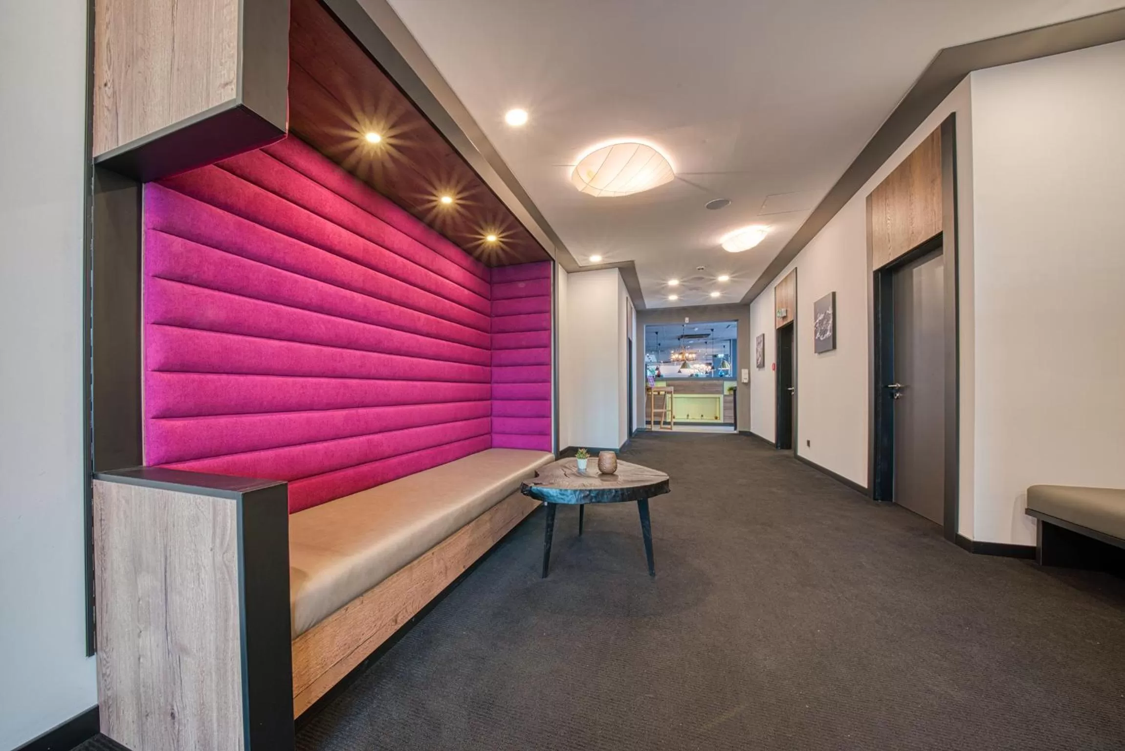 Lobby or reception in FourSide Hotel Salzburg Messe, Trademark Collection by Wyndham