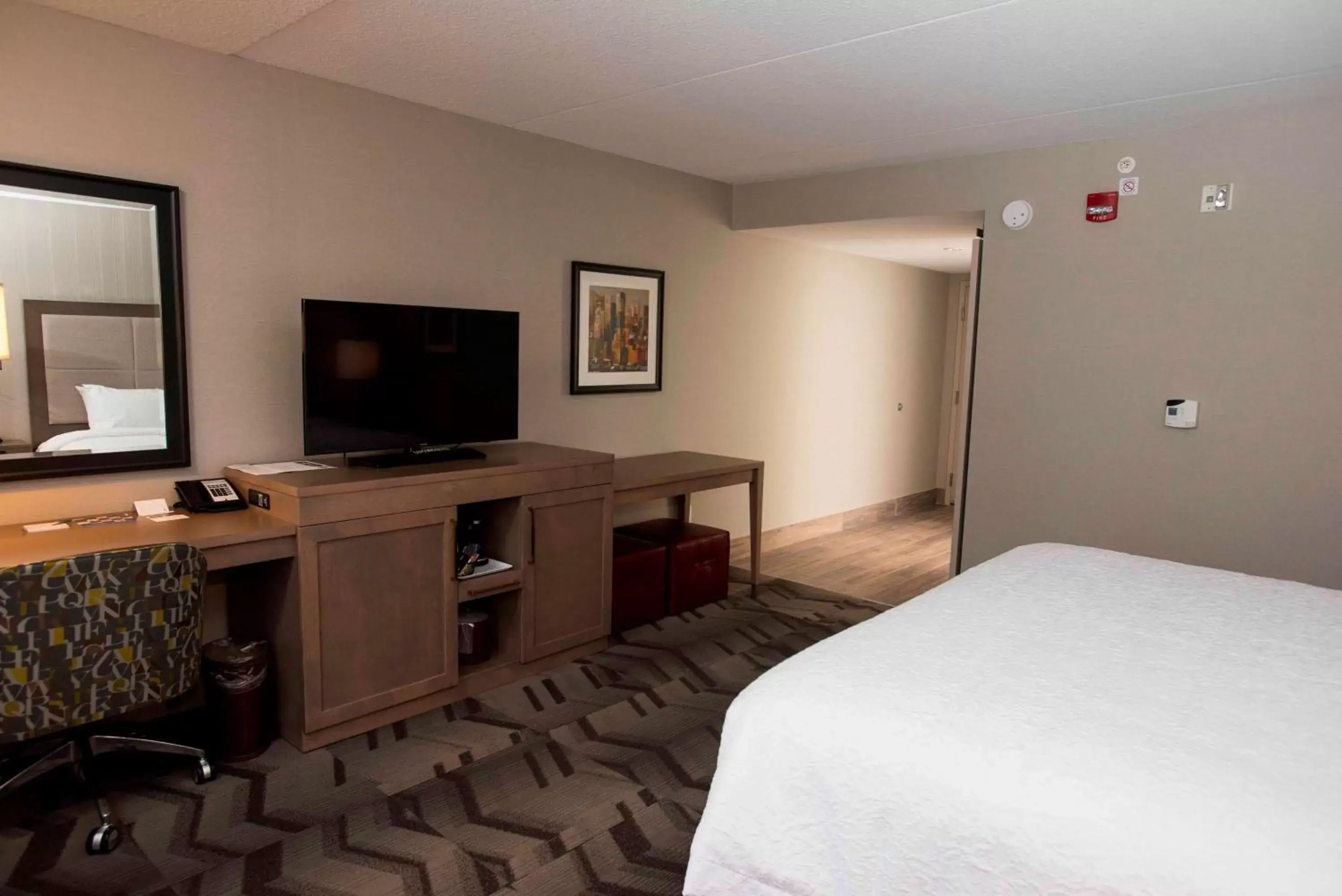 Bed, TV/Entertainment Center in Hampton Inn & Suites by Hilton Thunder Bay